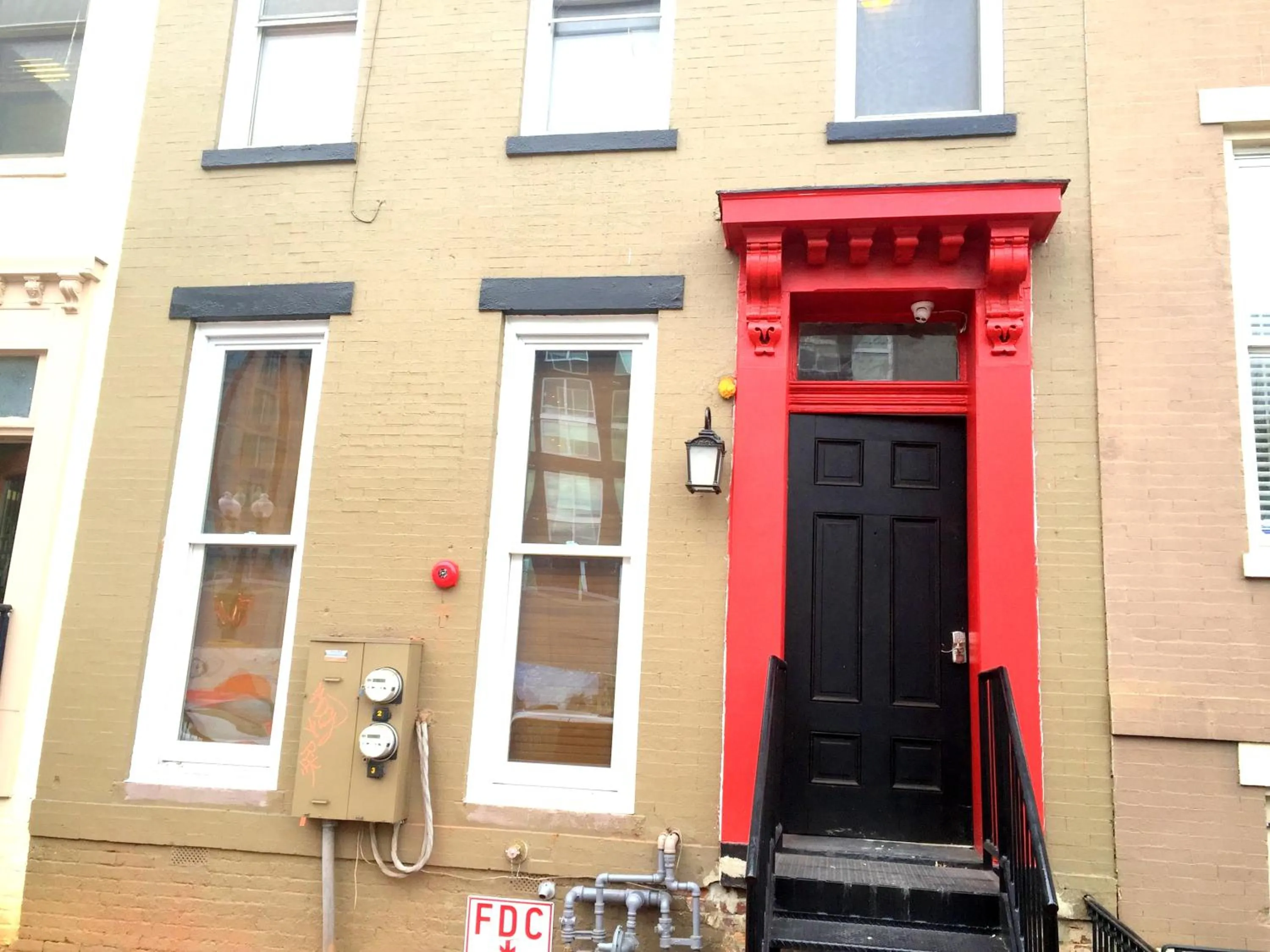 Facade/entrance in DC International Hostel 2
