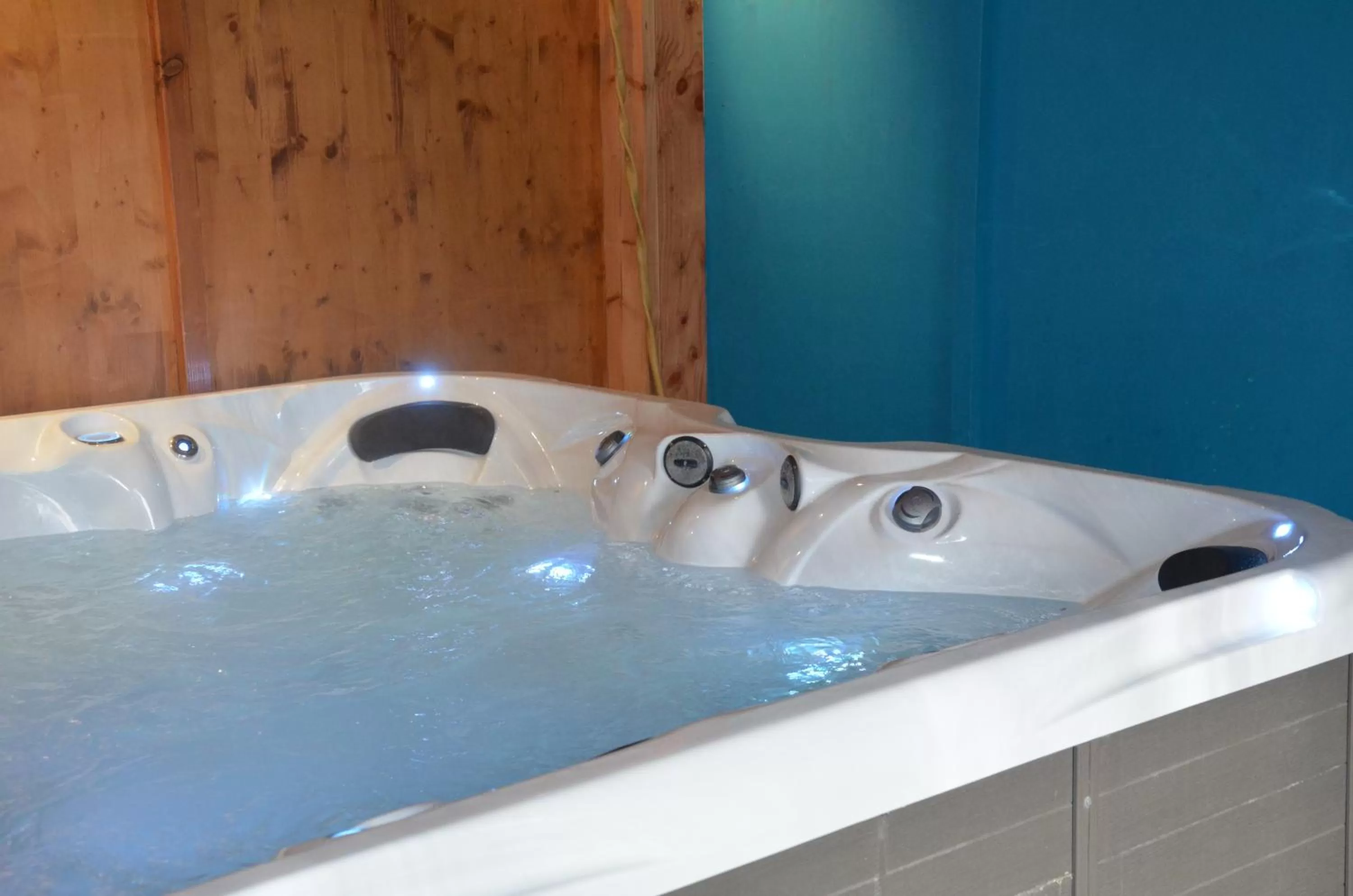 Spa and wellness centre/facilities in Hotel Restaurant Le Clos De Pradines