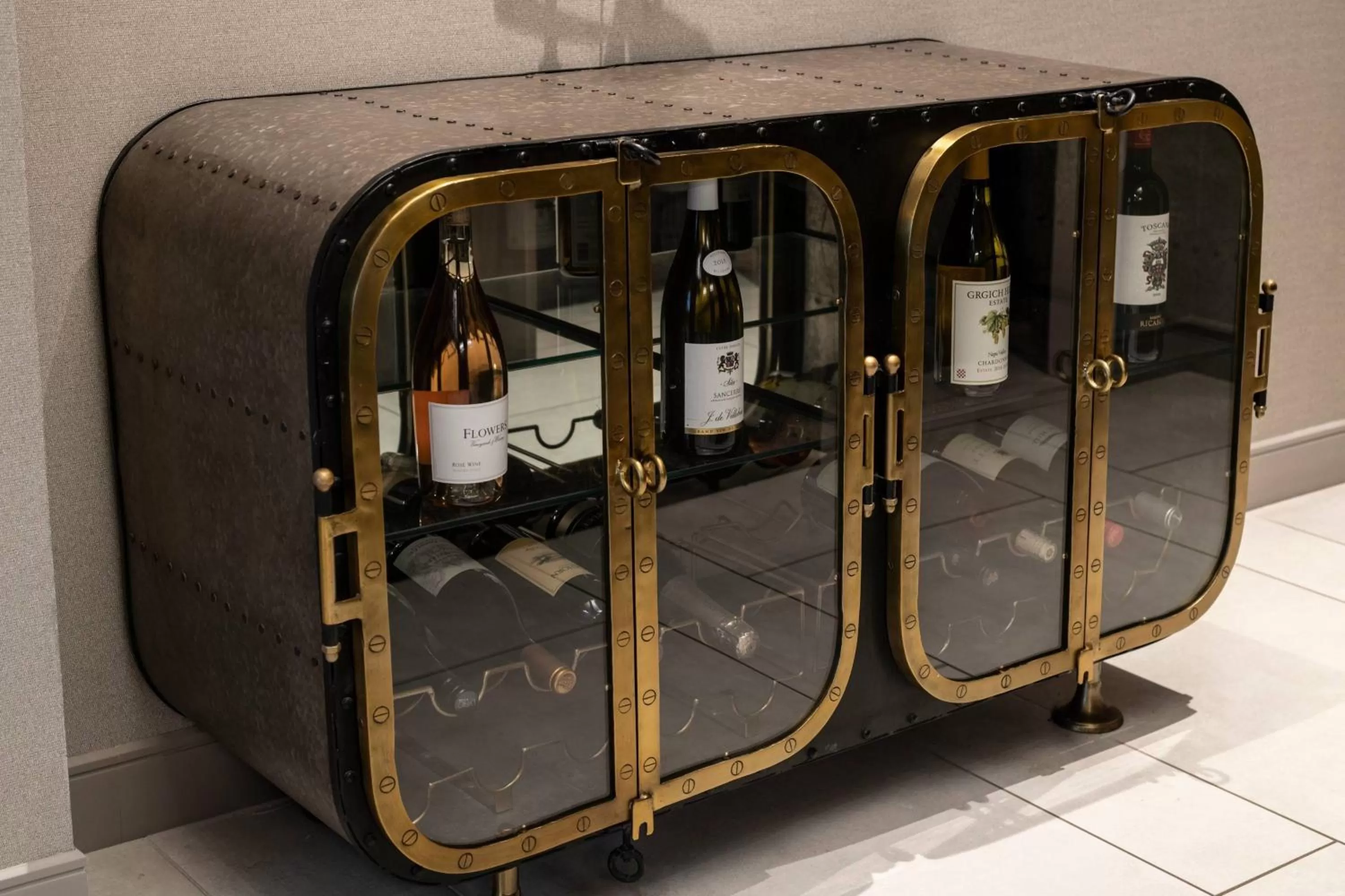 Lounge or bar in The Row Hotel at Assembly Row, Autograph Collection