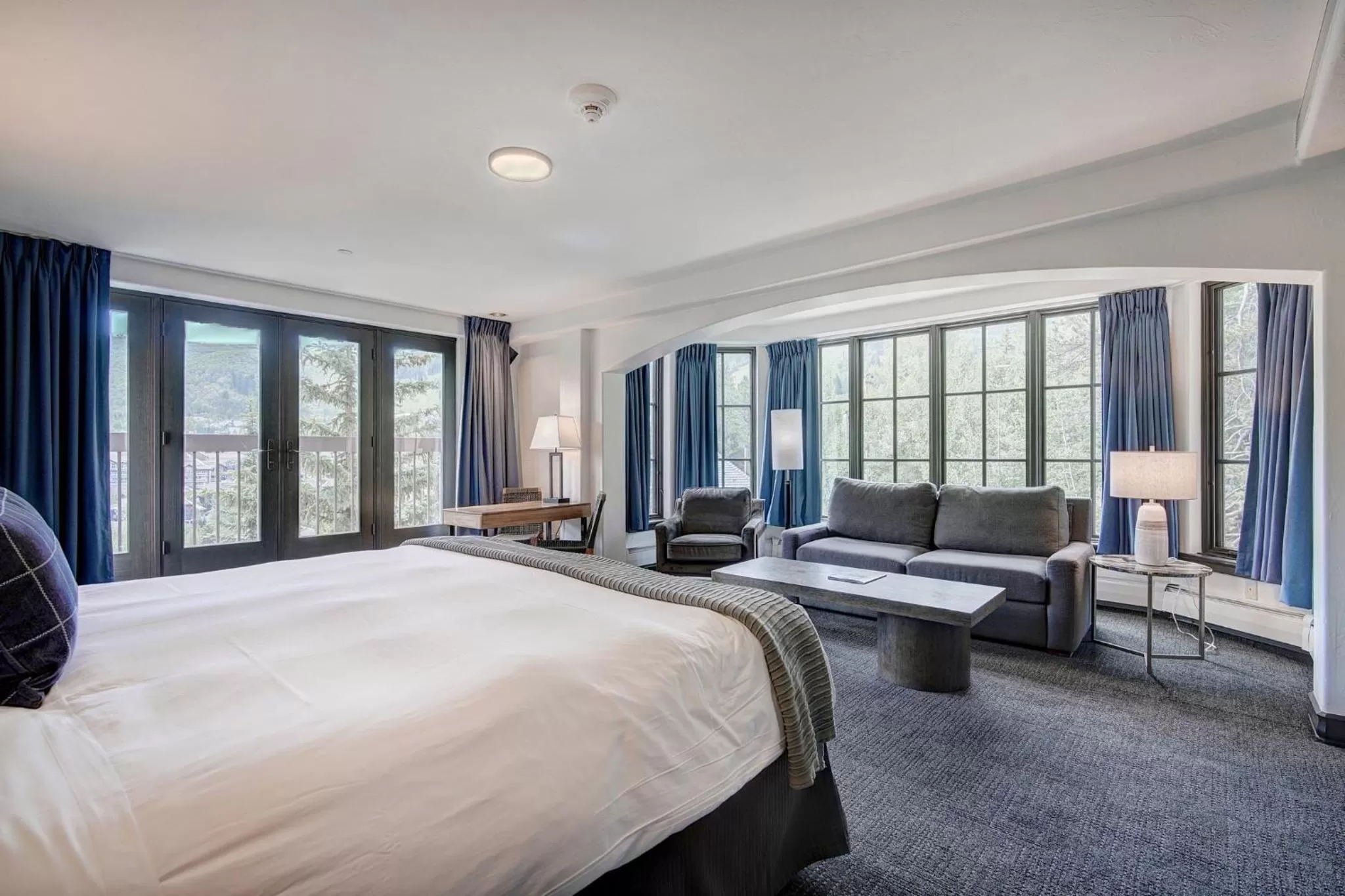 Photo of the whole room, Bed in The Pines Lodge, a RockResort, by Vail Resorts