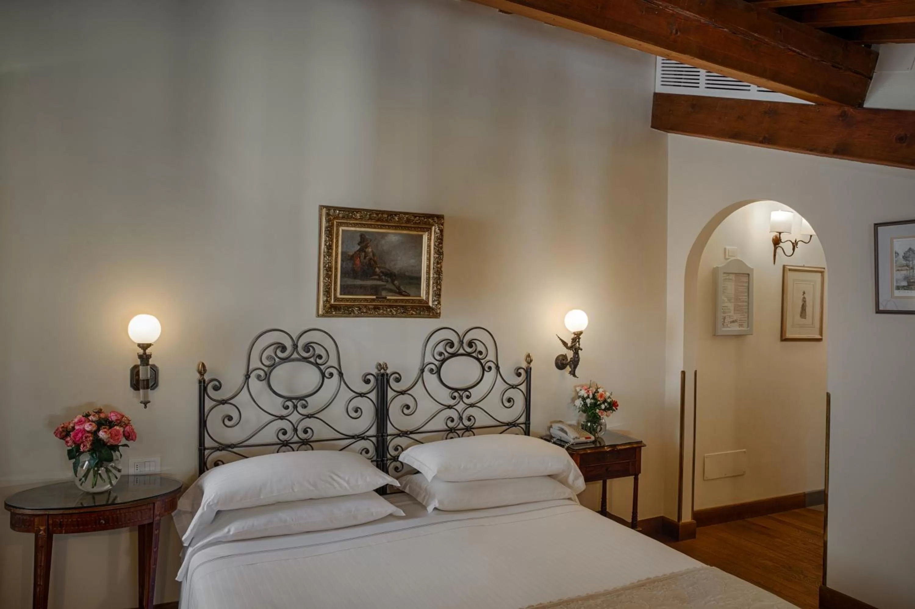 Photo of the whole room, Bed in Hotel Mulino di Firenze - WorldHotels Crafted