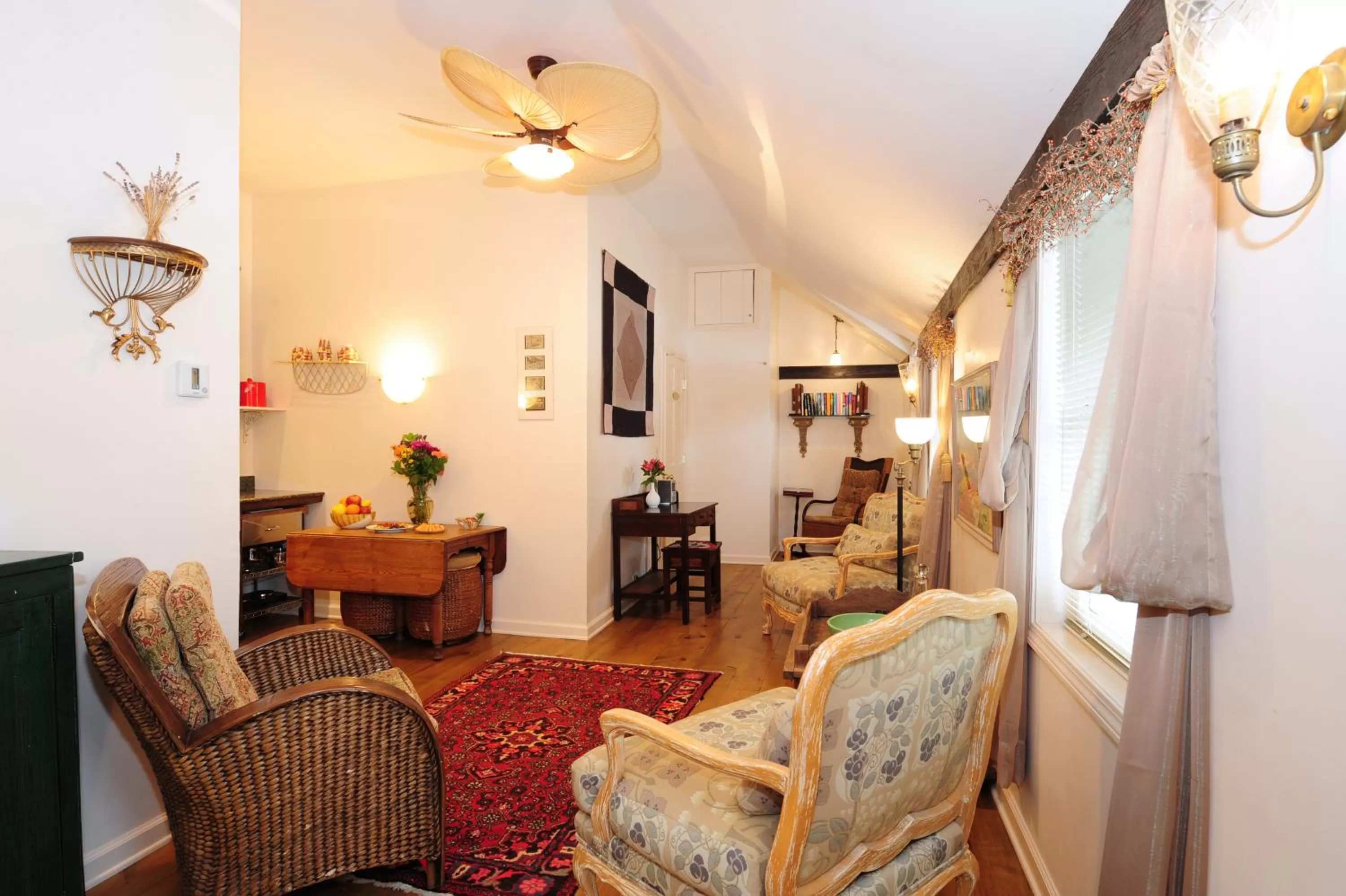 Communal kitchen, Seating Area in Wainwright Inn