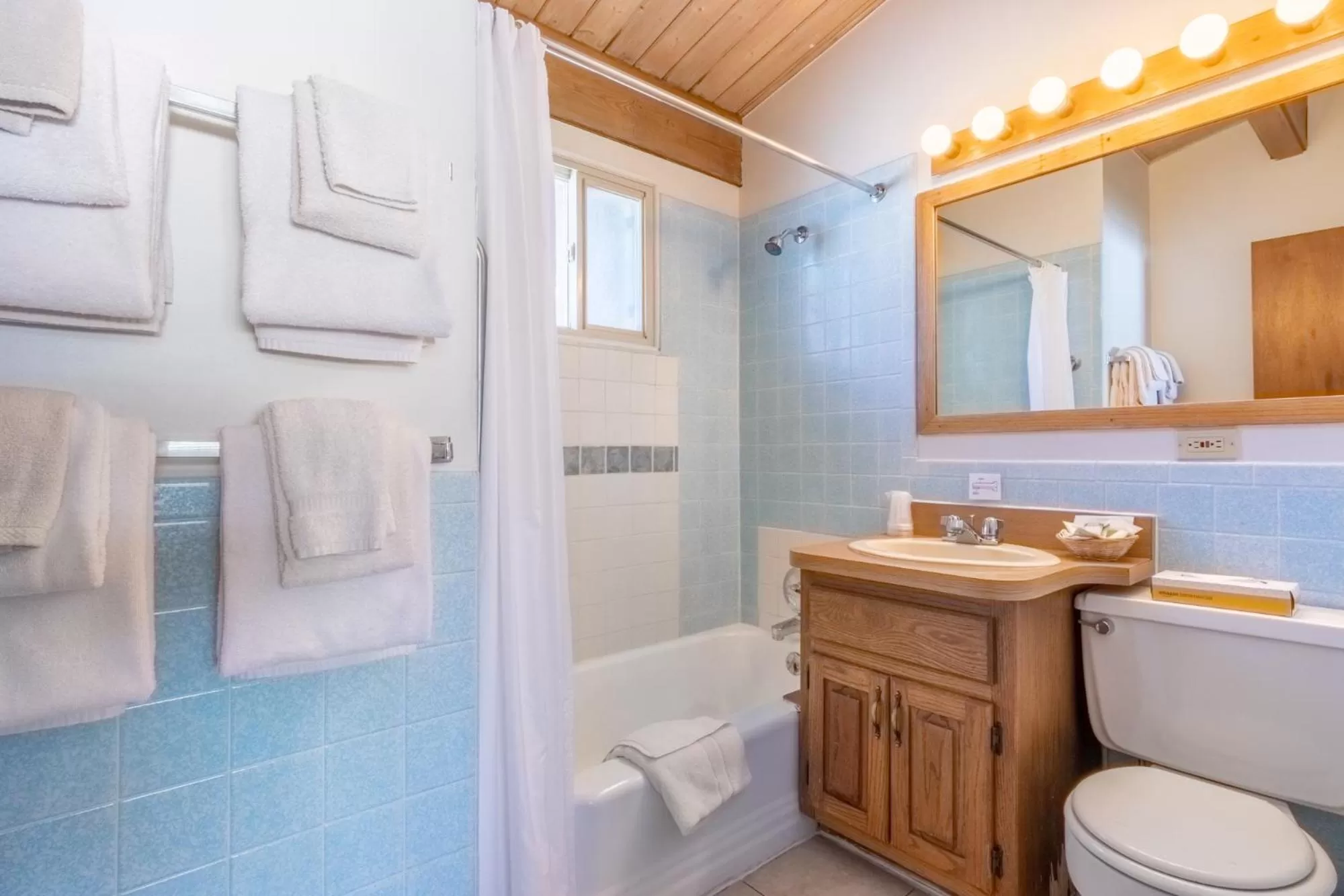 Bathroom in Western Riviera Lakeside Lodging