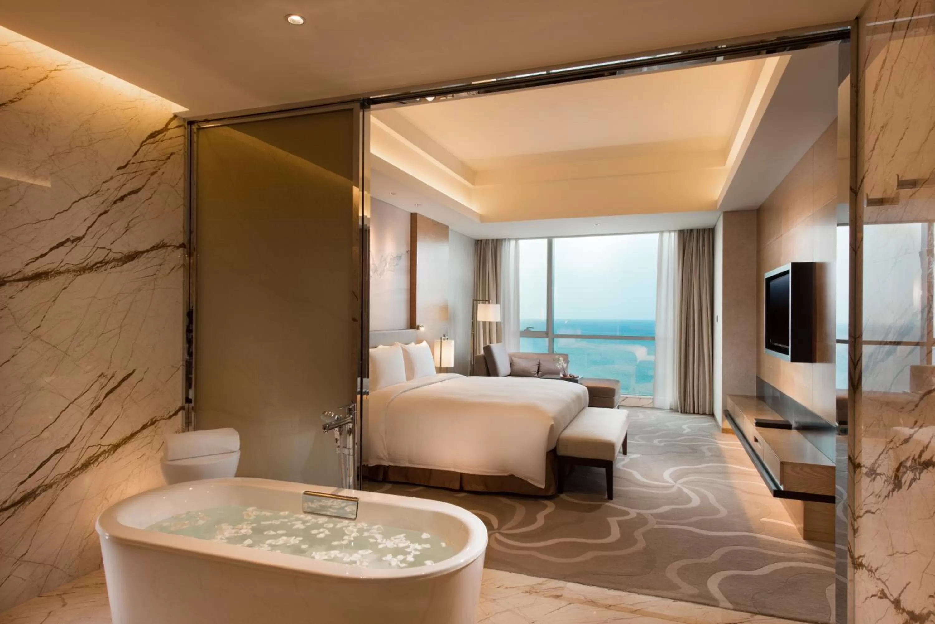 Bathroom, Bed in Hilton Yantai Golden Coast
