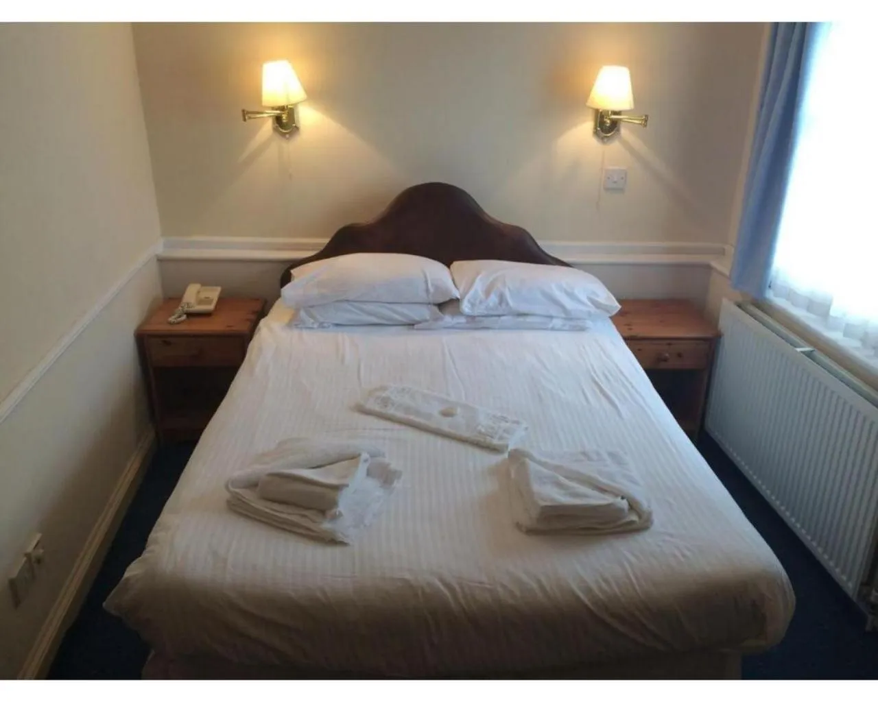 Bedroom, Bed in Richmond Hotel