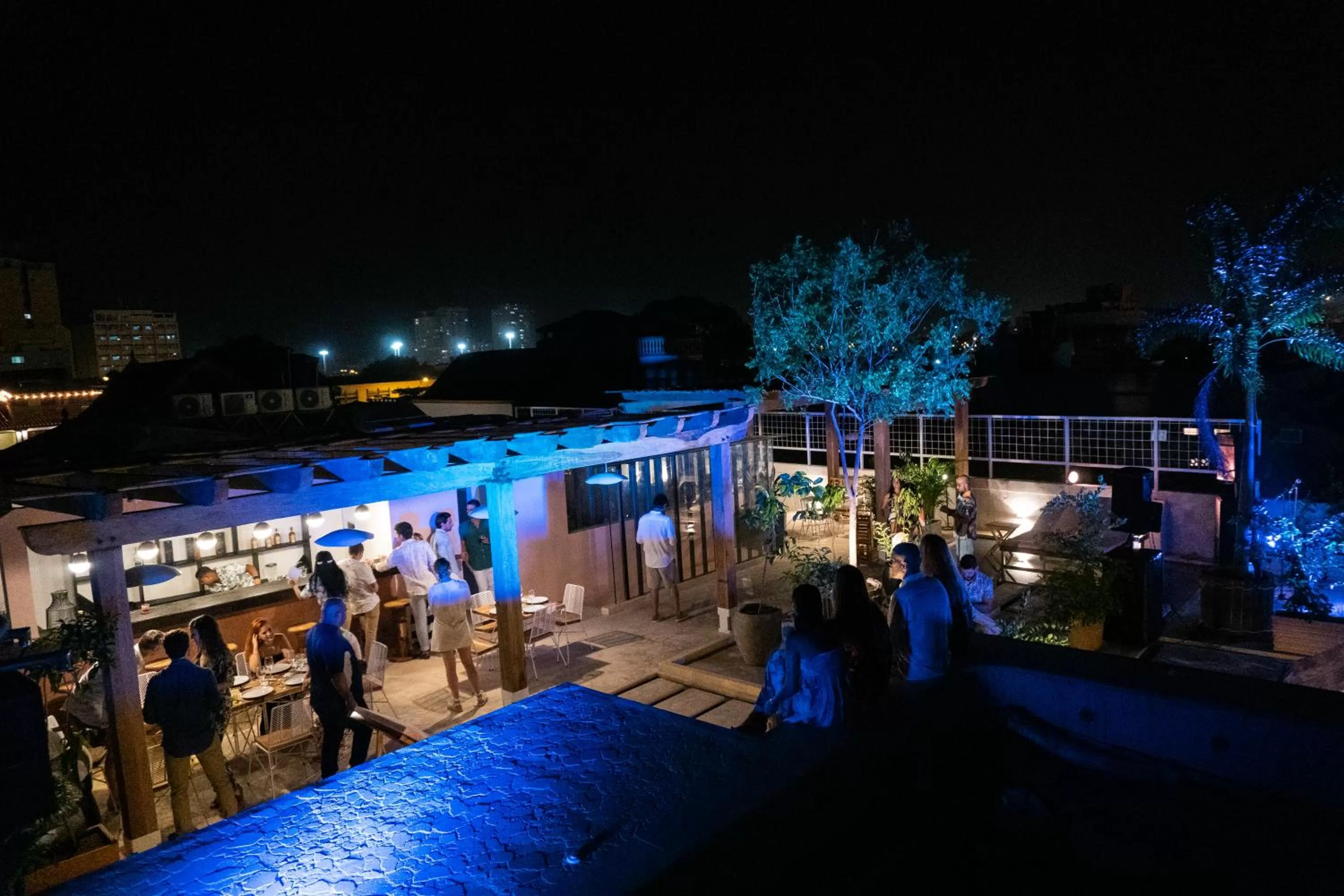 People in Soy Local Insignia