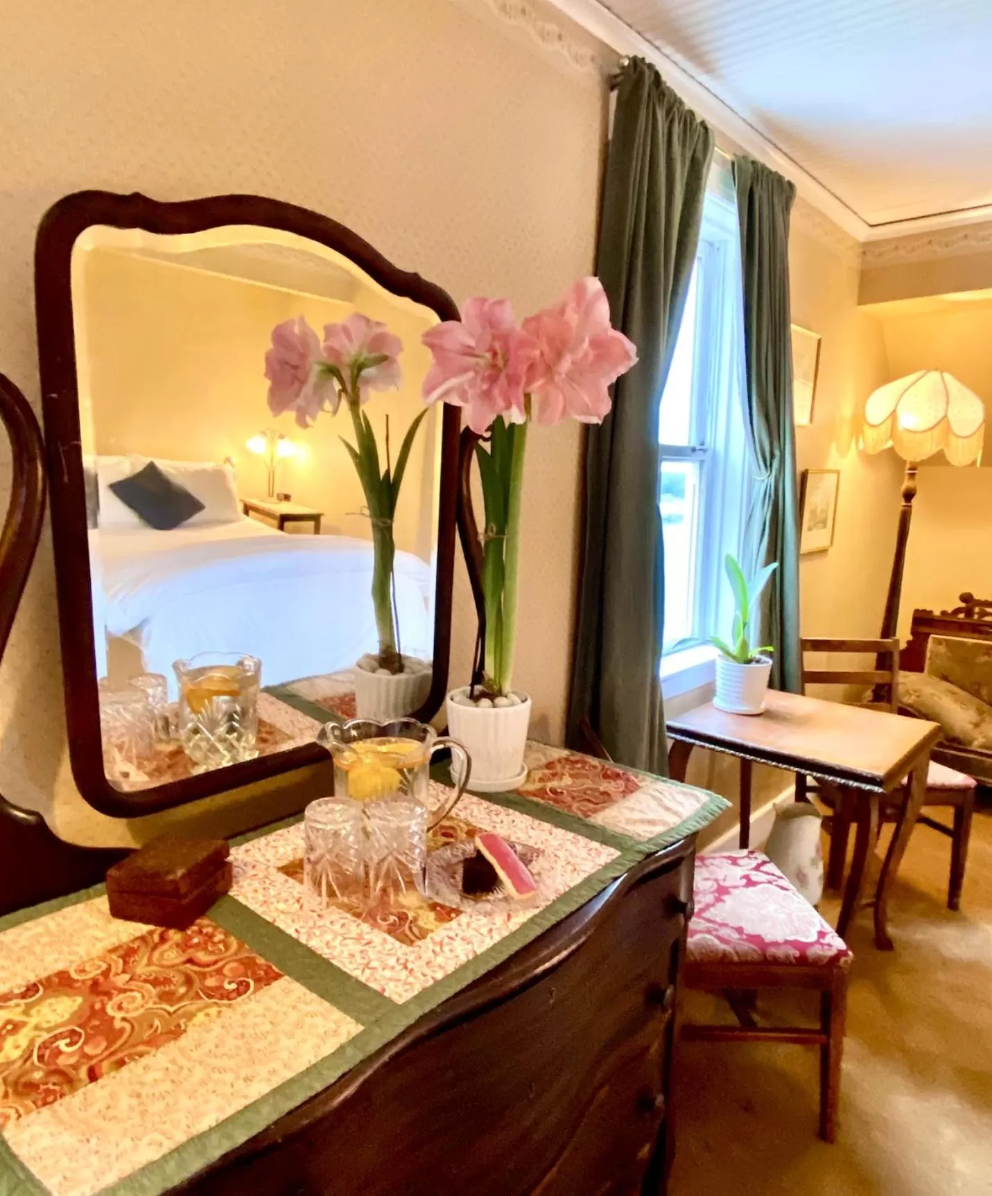 Seating area in Orcas Hotel