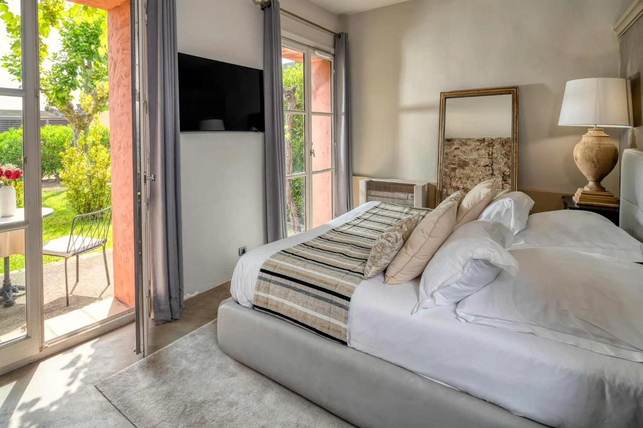 Shower, Bed in La Bastide Du Clos des Roses - Teritoria