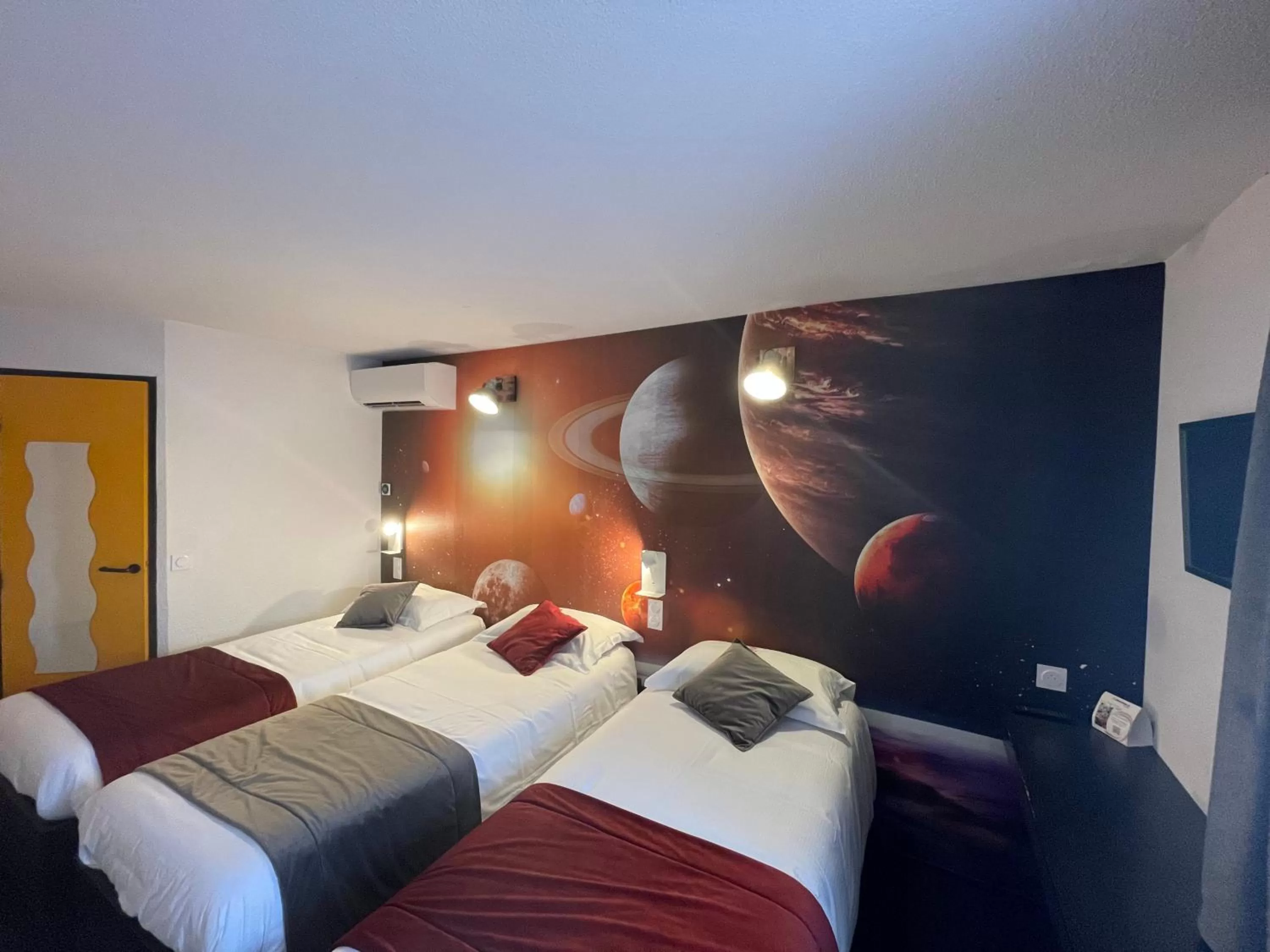 Bed in Hôtel The Originals Access, Bourges Nord Saint-Doulchard