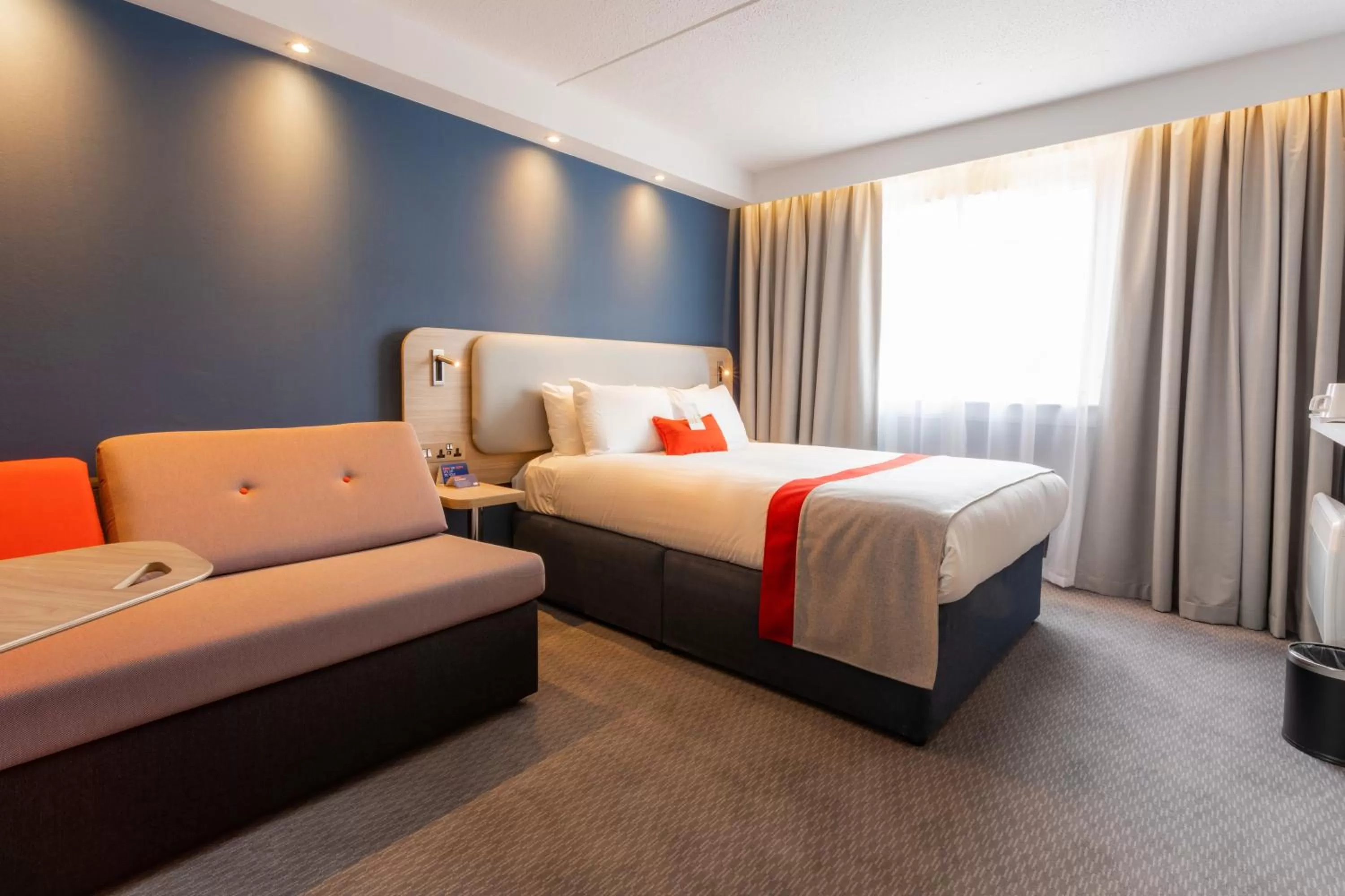 Photo of the whole room, Bed in Holiday Inn Express - Glasgow - City Ctr Theatreland by IHG