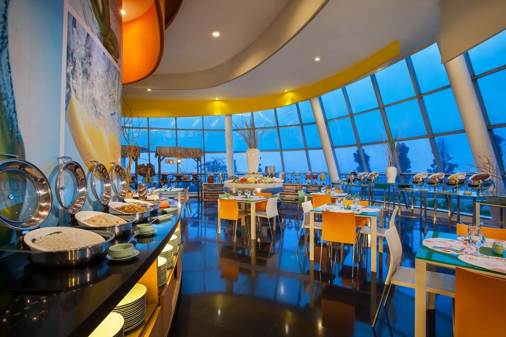 Restaurant/places to eat in HARRIS Hotel & Convention Festival Citylink Bandung