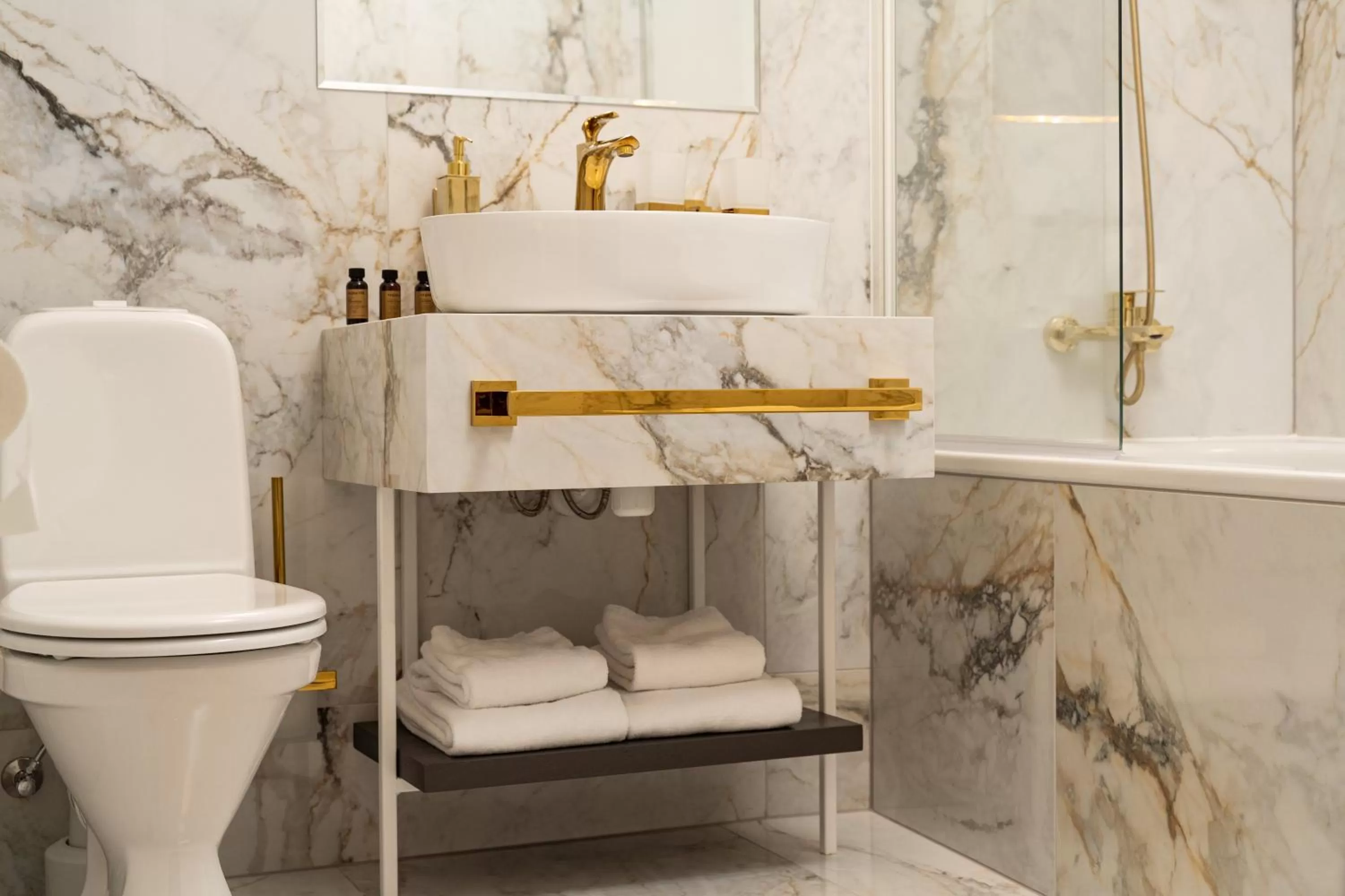 Toilet in St Palace Hotel