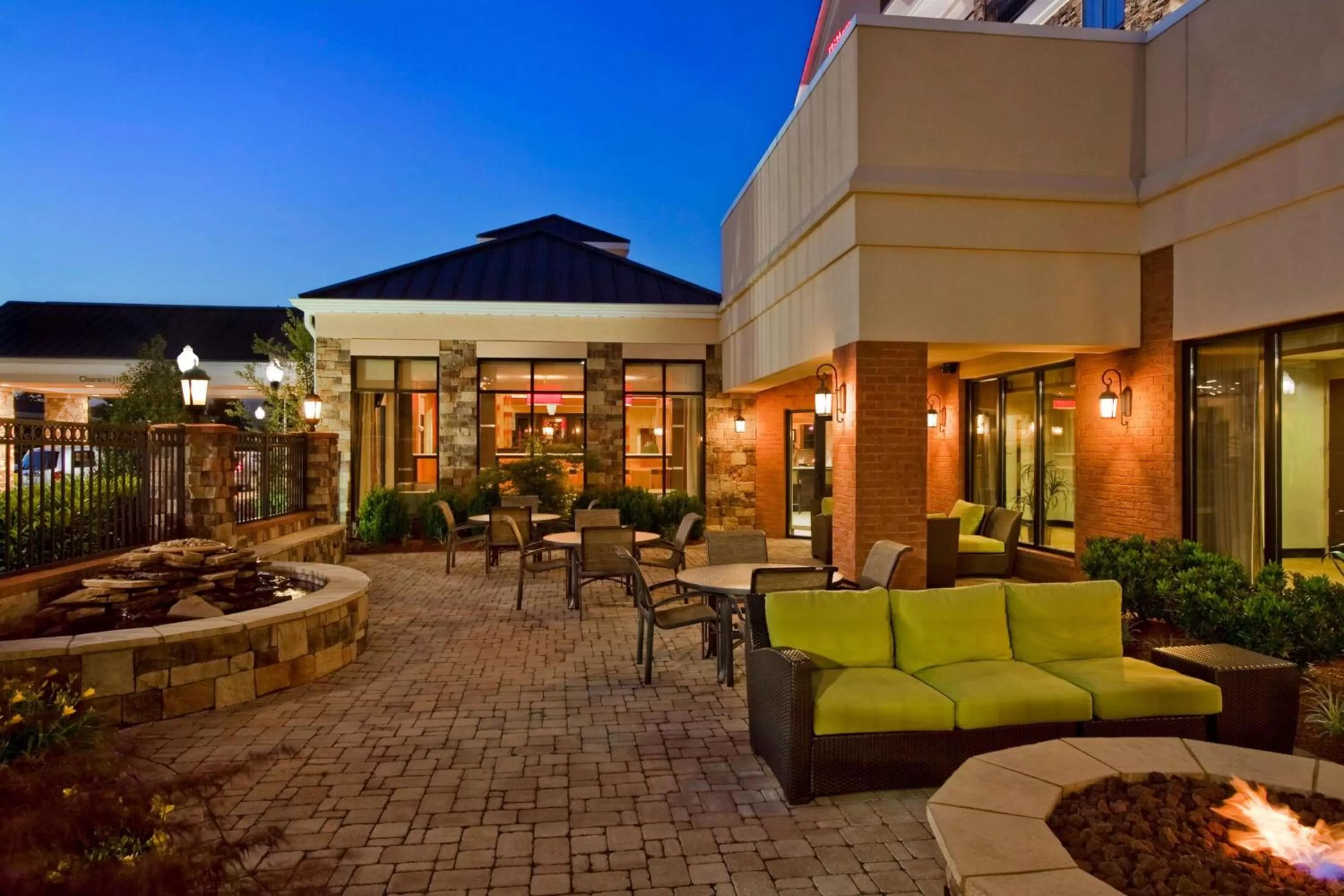 Inner courtyard view in Hilton Garden Inn Nashville/Franklin-Cool Springs