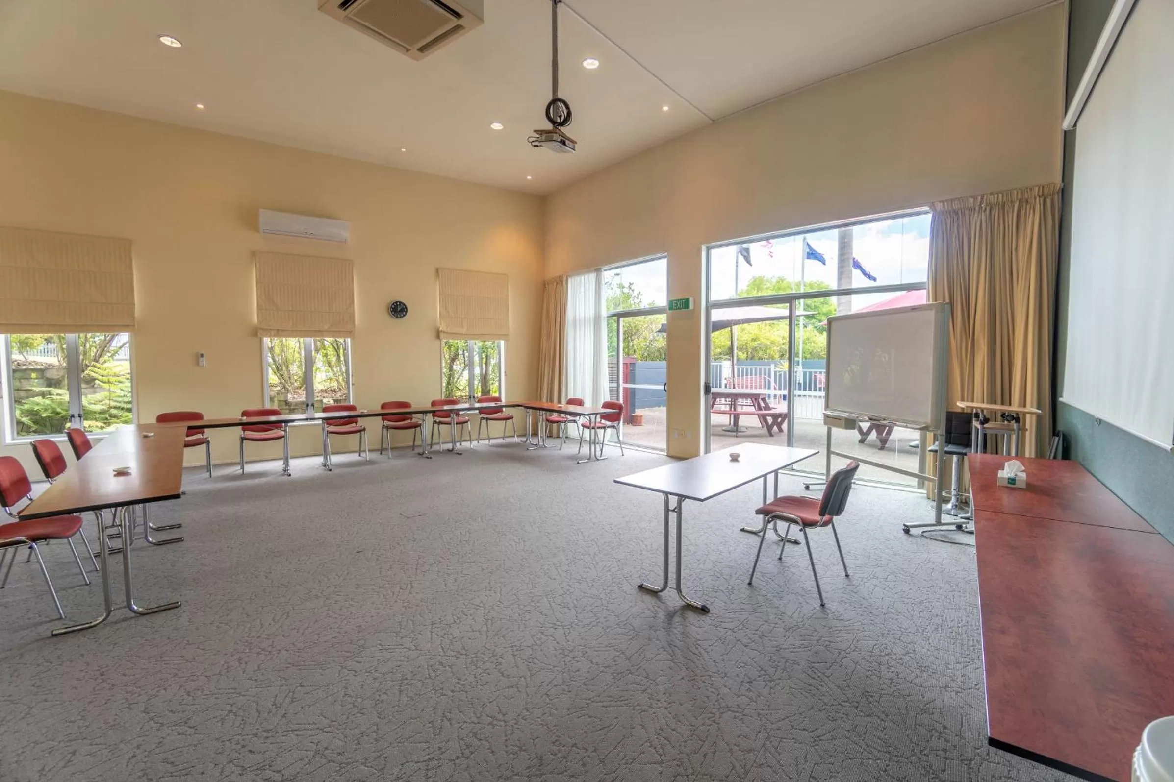 Business facilities in Aristotles North Shore