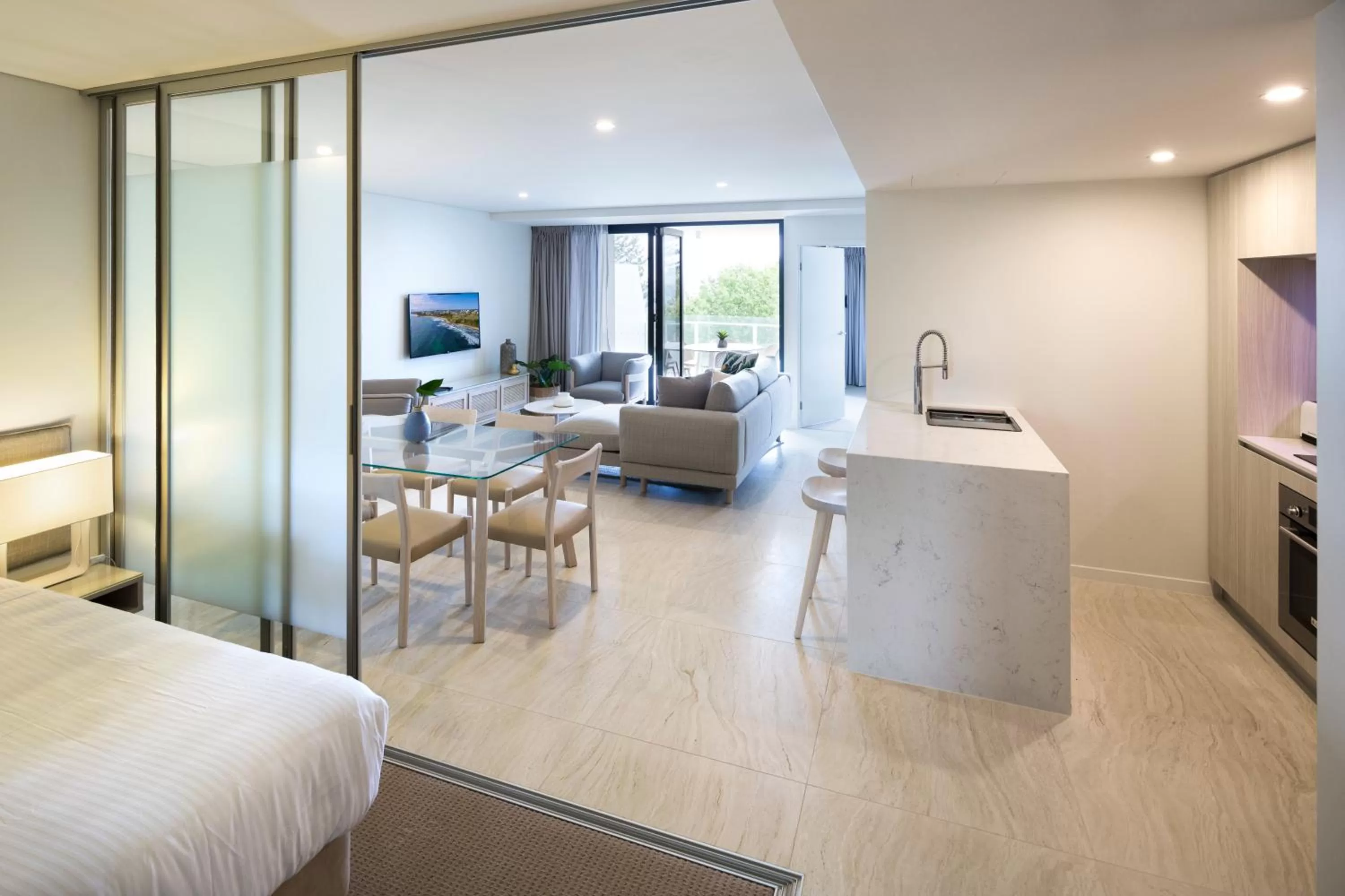 Kitchen or kitchenette, Bed in Breeze Mooloolaba, Ascend Hotel Collection