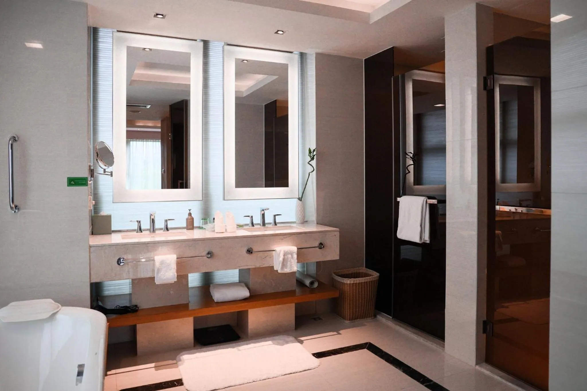 Bathroom in Junluxe Hotel Guangzhou Science City-Free Shuttle Bus Service to Guangzhou Canton Fair