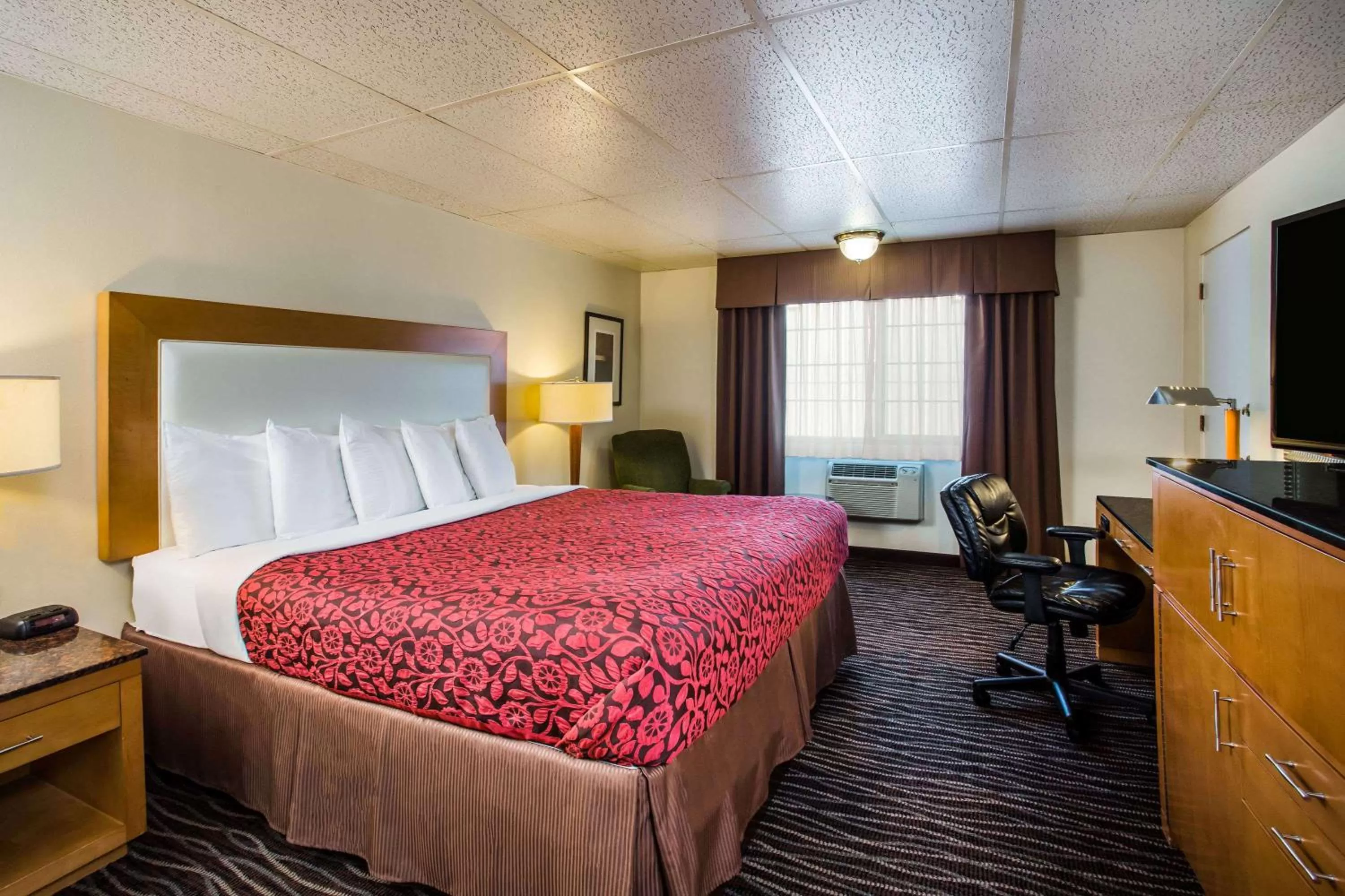 Photo of the whole room, Bed in Days Inn by Wyndham Yakima