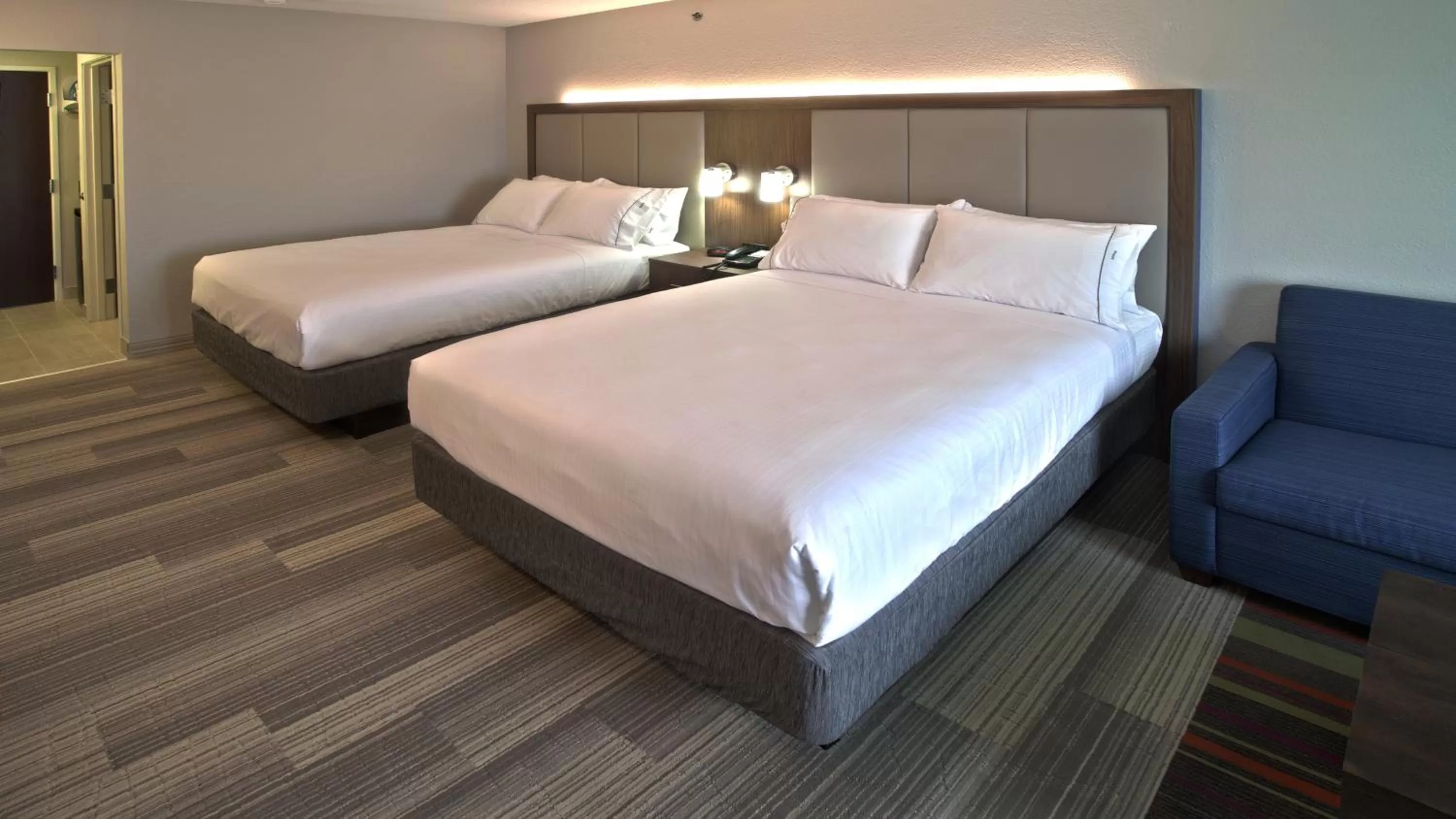 Photo of the whole room, Bed in Holiday Inn Express & Suites Evansville North by IHG