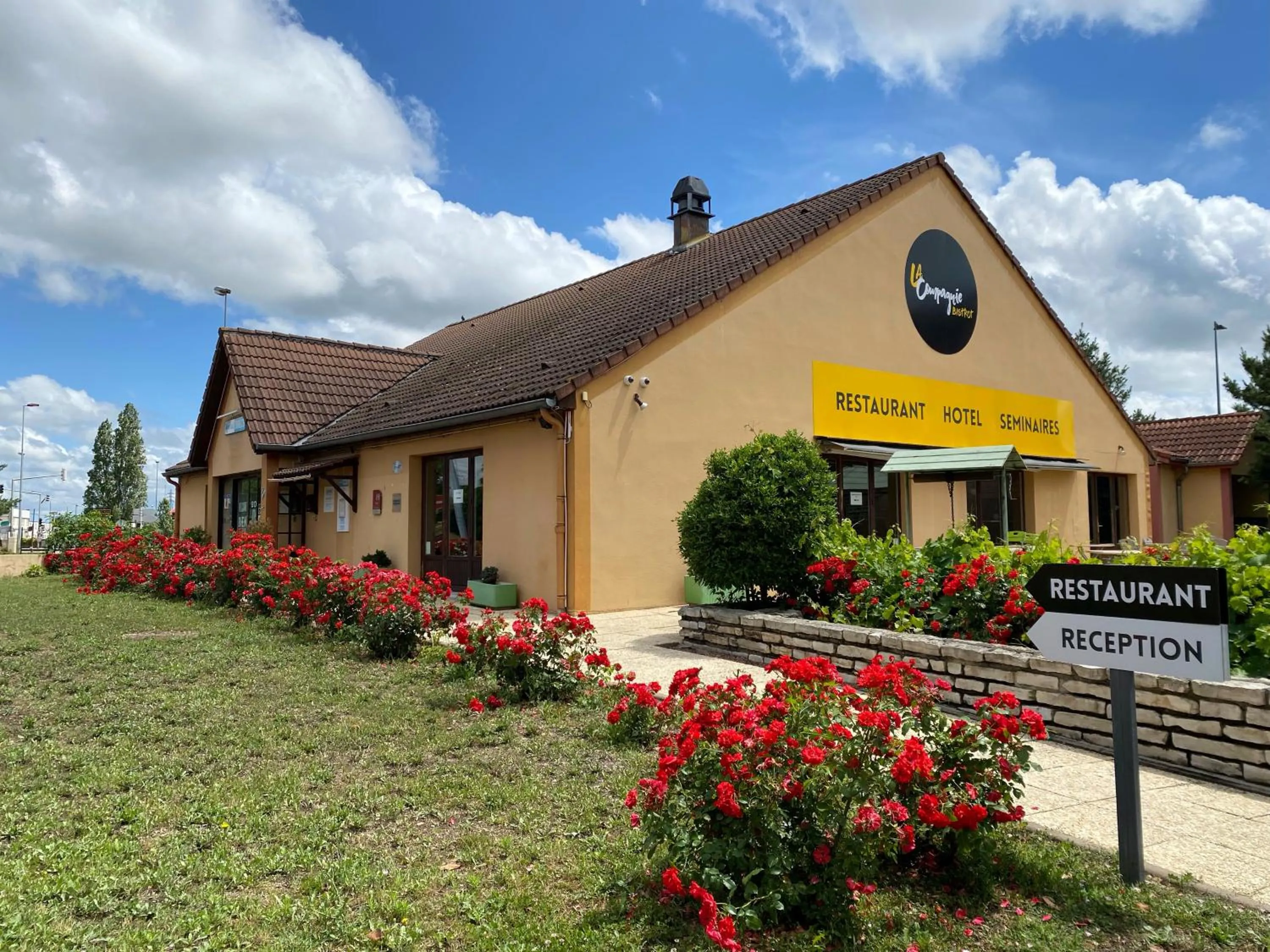 Property building in Kyriad Direct Roanne Hôtel