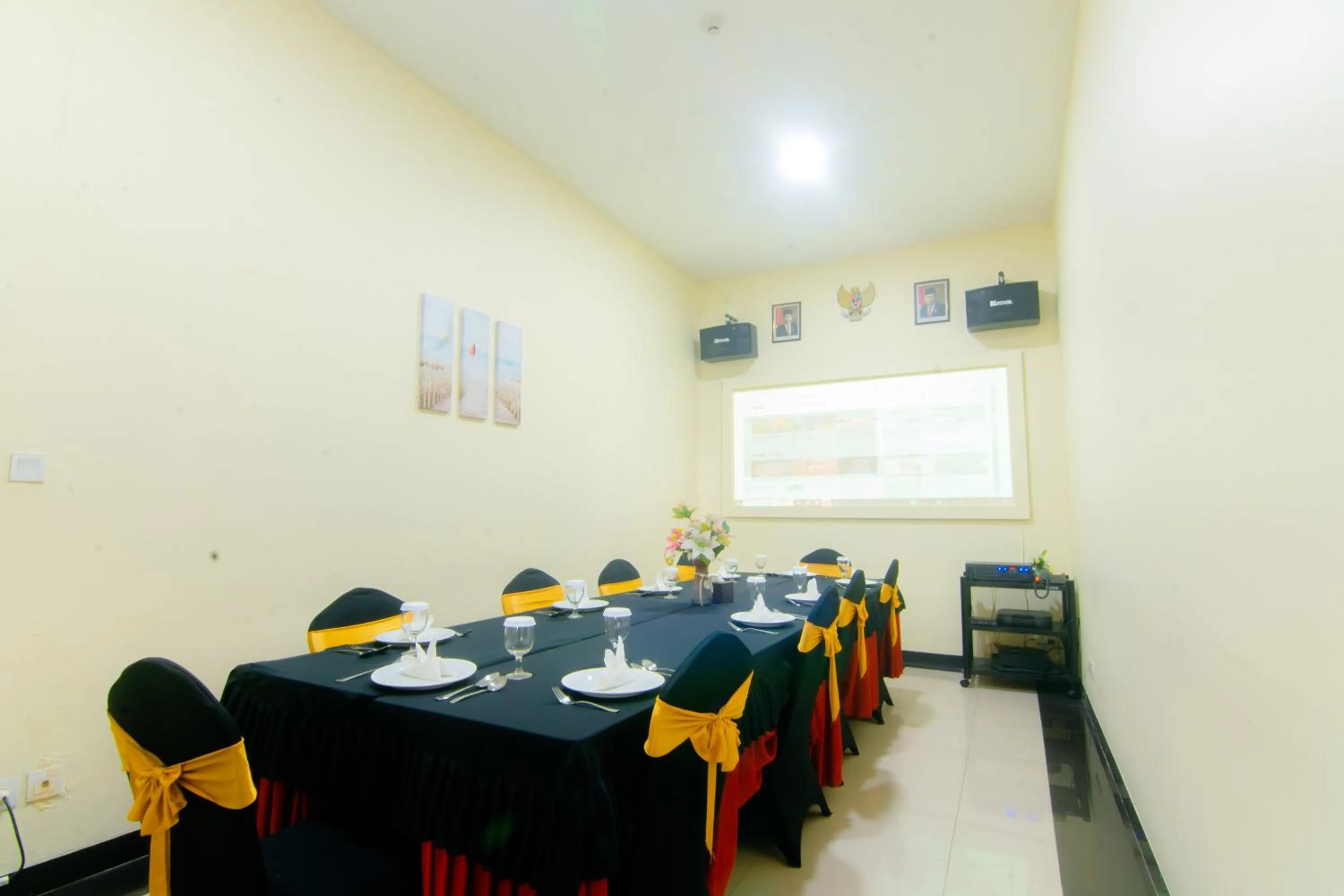 Meeting/conference room in Front One Hotel Purwodadi