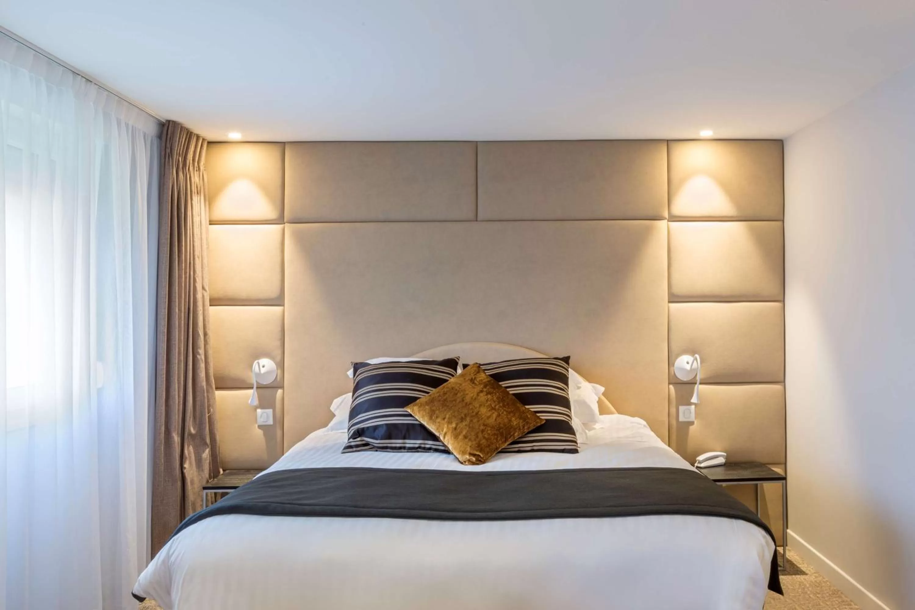 Photo of the whole room, Bed in Best Western L'Aquarium Arras Nord