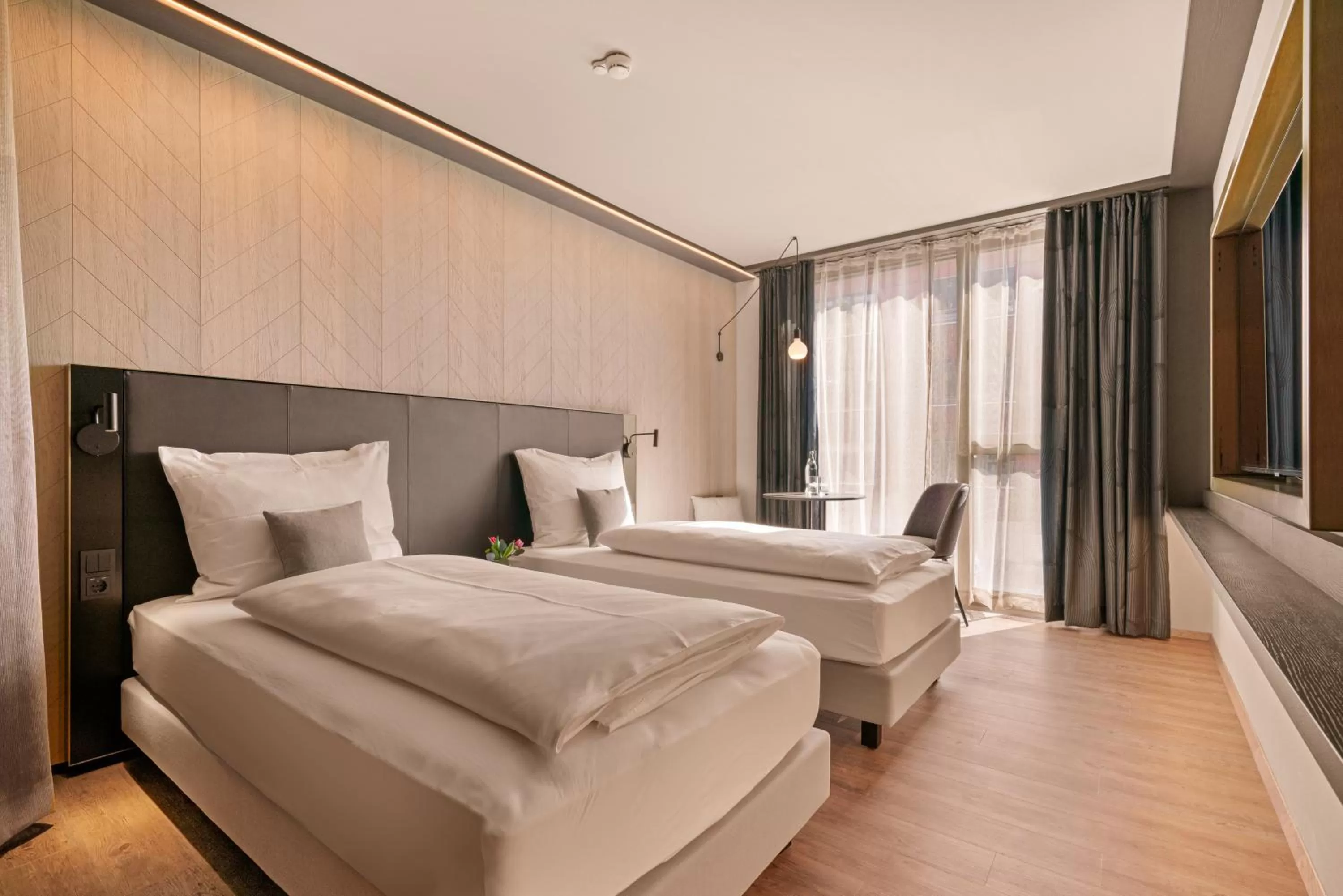 Photo of the whole room, Bed in Lukullum