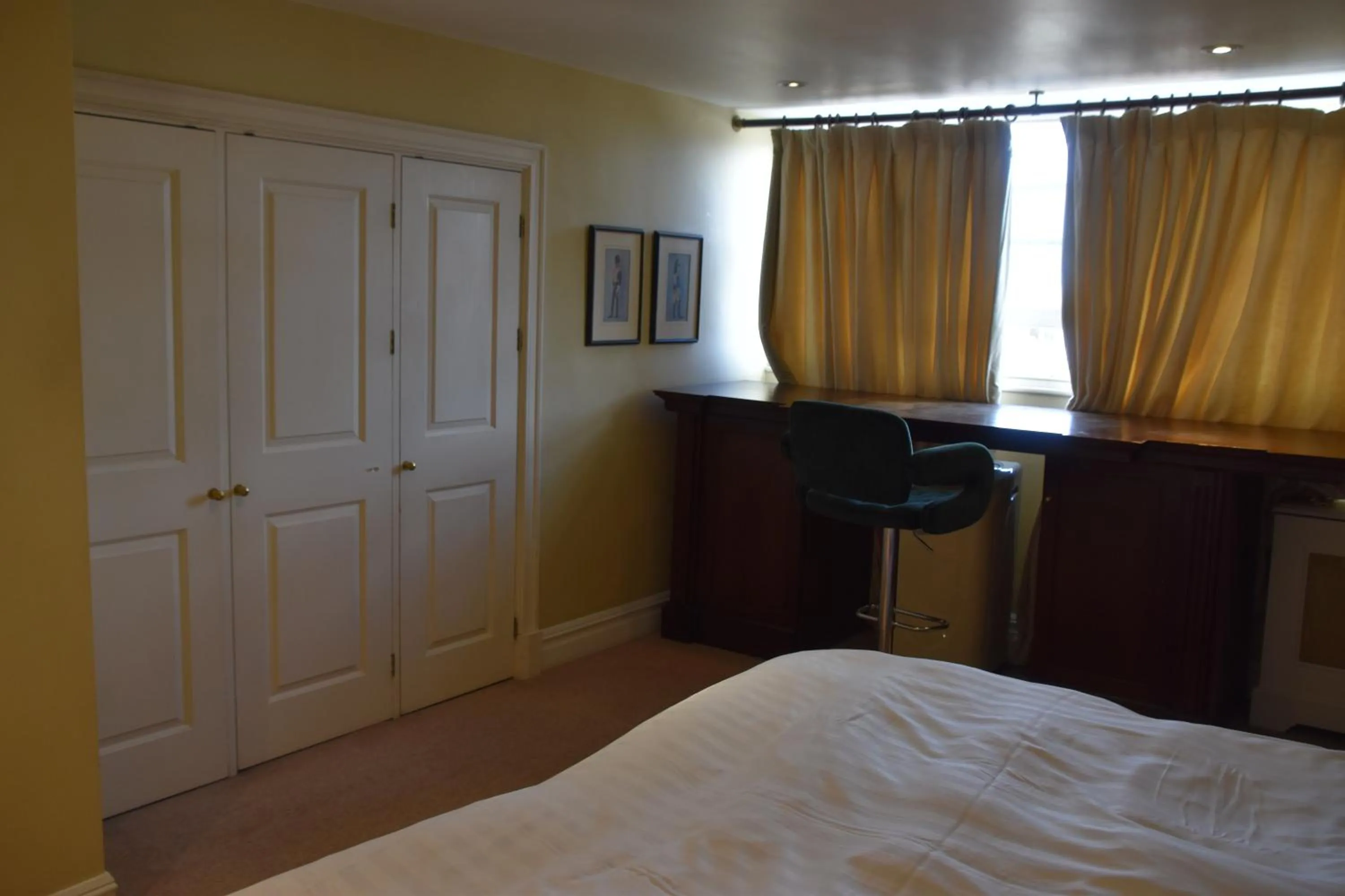 Bed in The Cranley Hotel