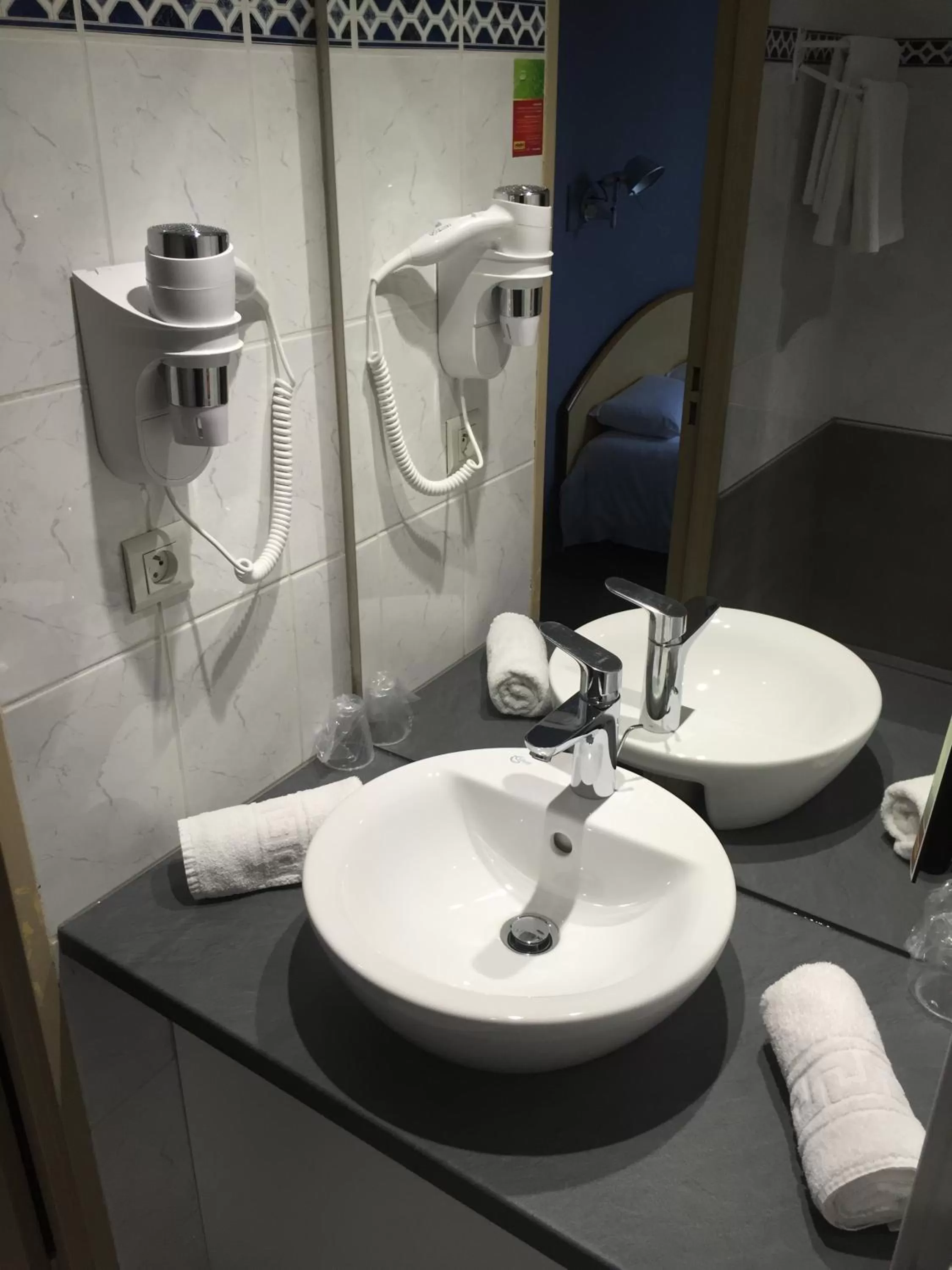 Bathroom in BRIT HOTEL CONFORT NEVERS Centre Gare