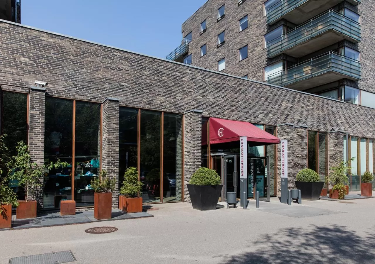 Property building in Charlottehaven