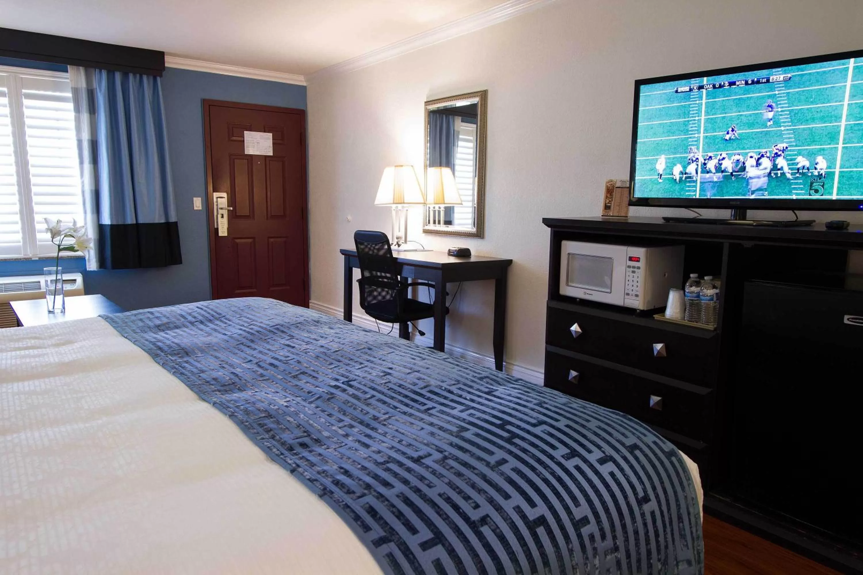 Photo of the whole room, Bed in Regency Inn in Los Angeles