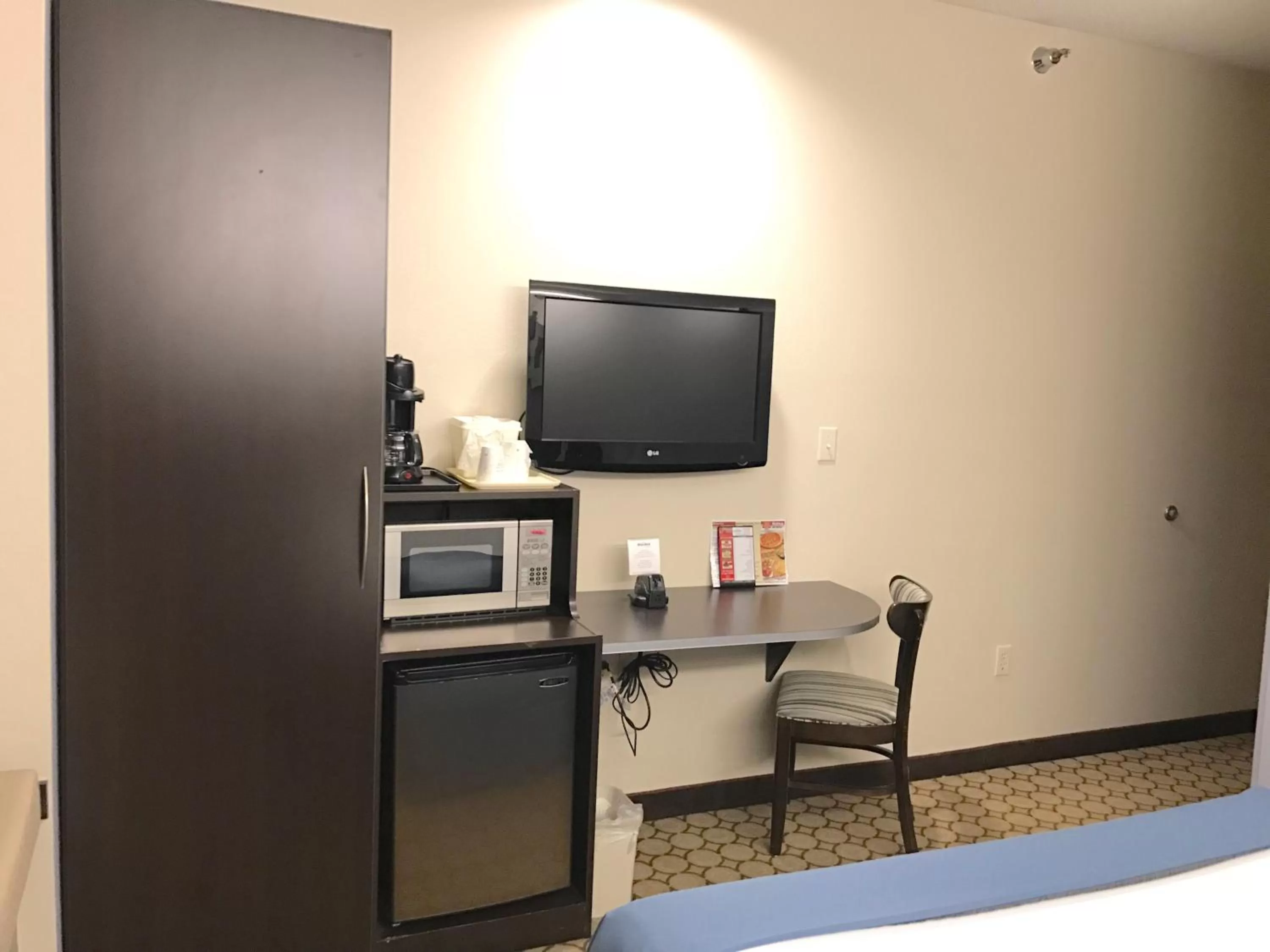 TV and multimedia in Microtel Inn and Suites Elkhart