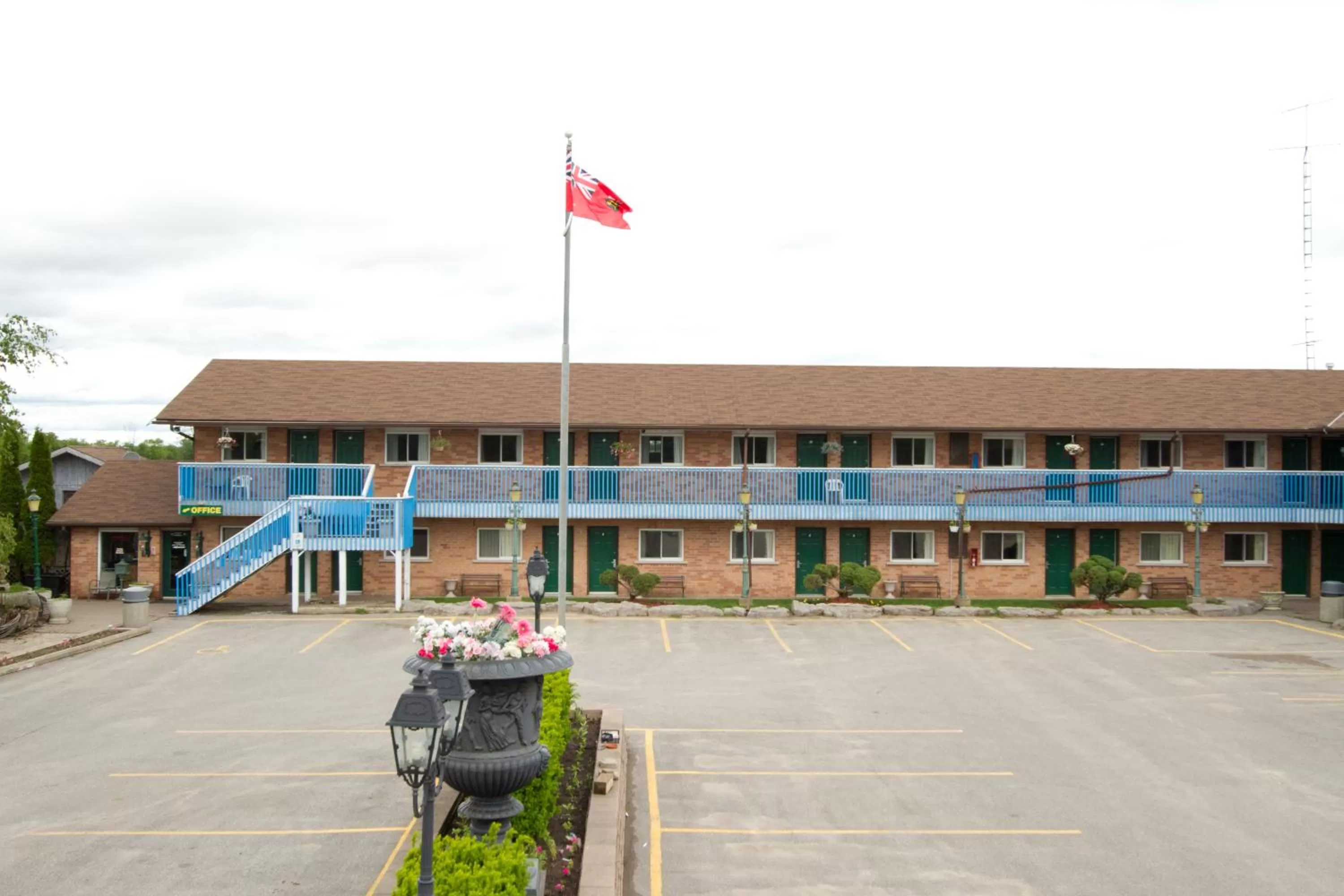 Property building in Knights Inn Lindsay