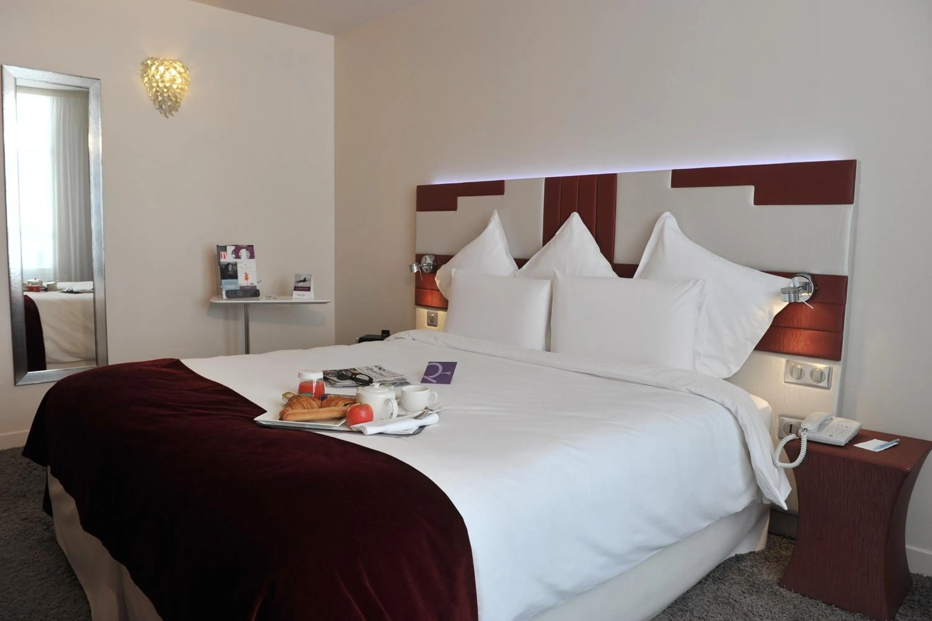 Photo of the whole room, Bed in Mercure Paris Opéra Faubourg Montmartre