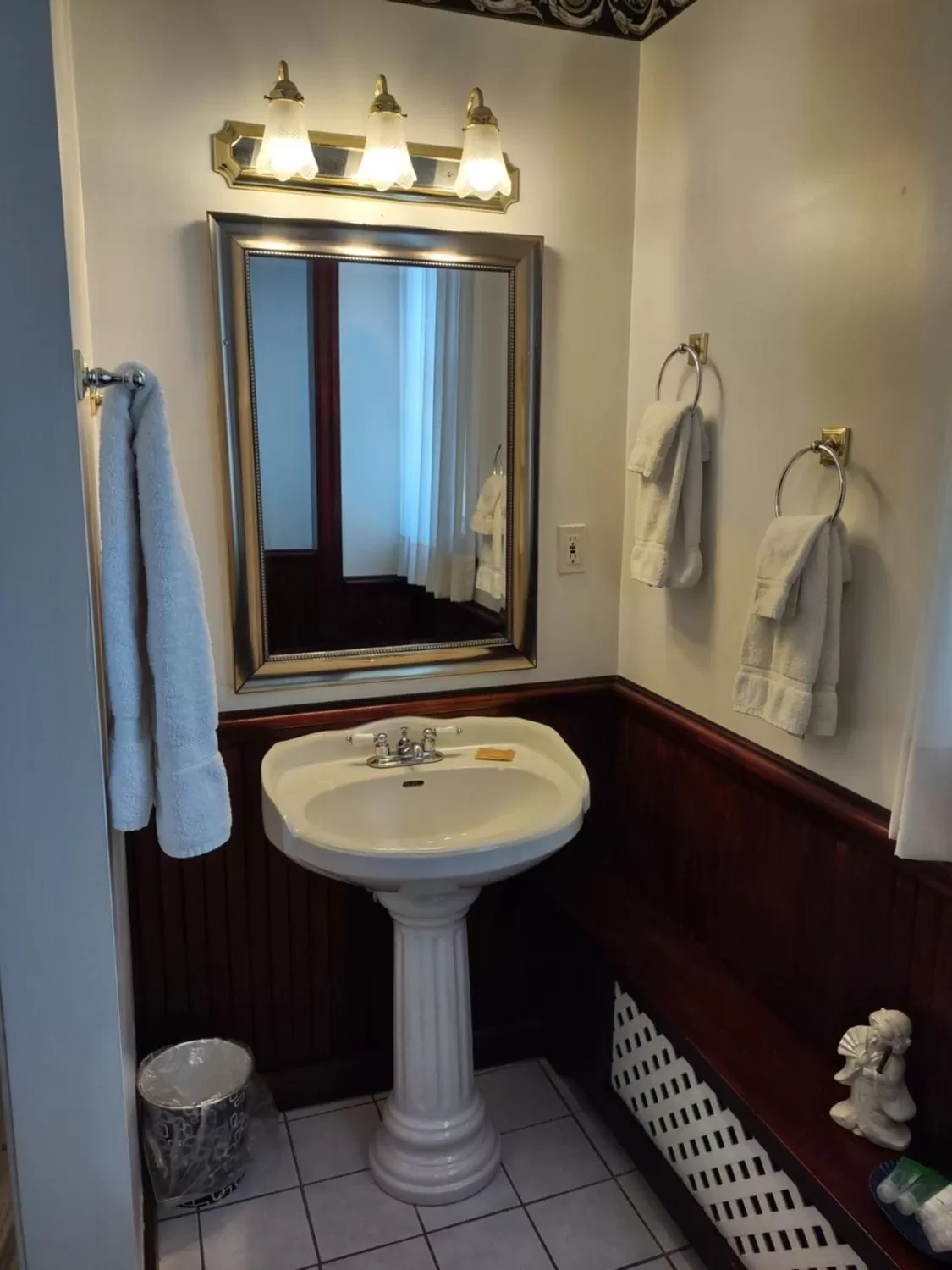 towels, Bathroom in The King George Inn