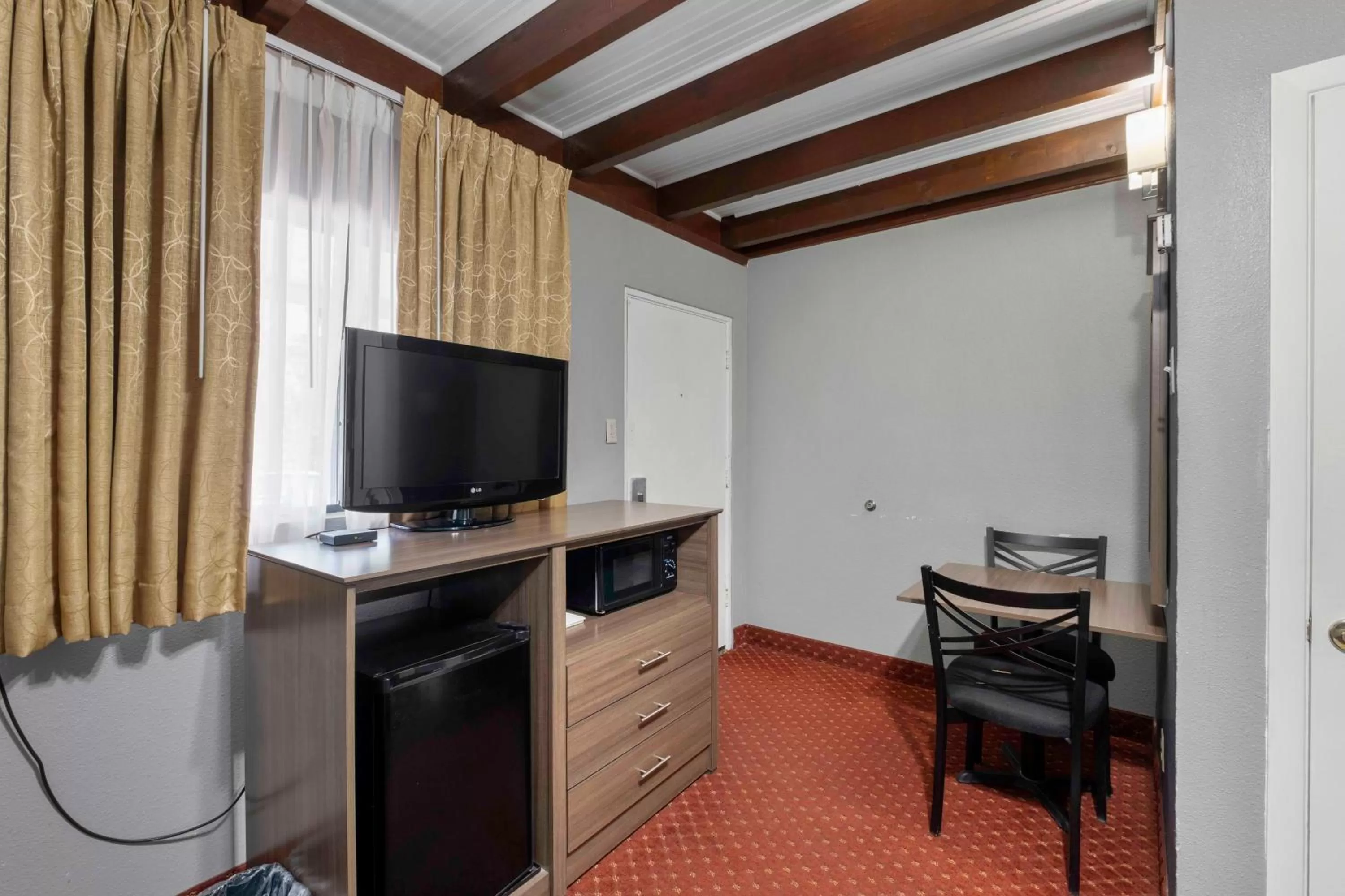 TV and multimedia in Budget Lodge