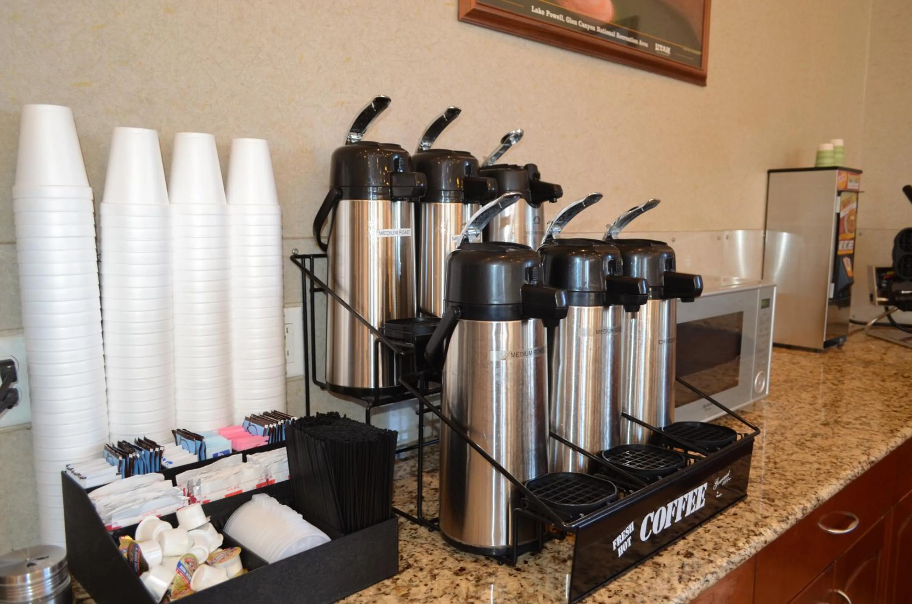 Communal lounge/ TV room in National 9 Inn Price