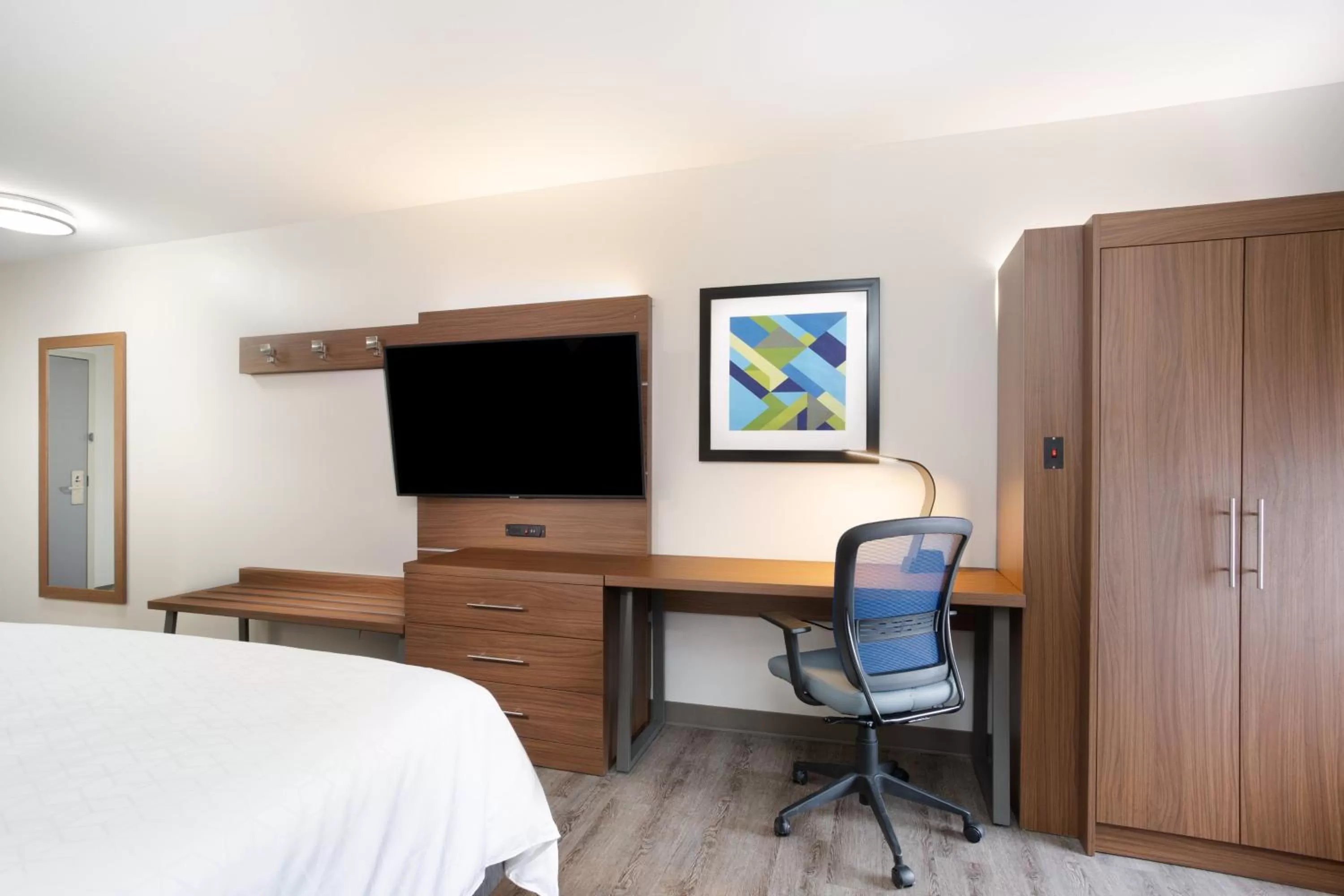 Photo of the whole room, Bed in Holiday Inn Express & Suites - Morehead City by IHG