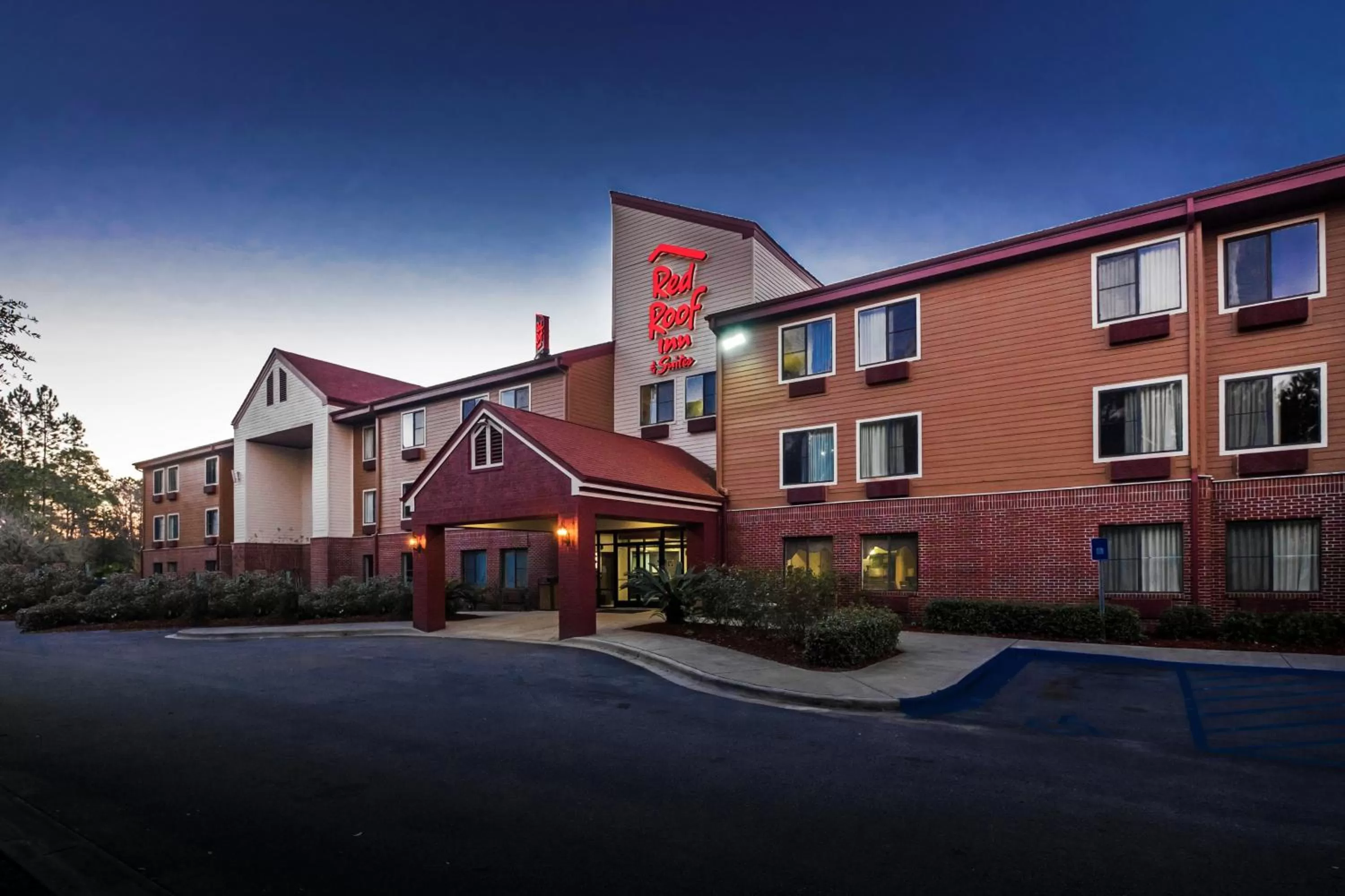 Property building in Red Roof Inn & Suites Savannah Airport