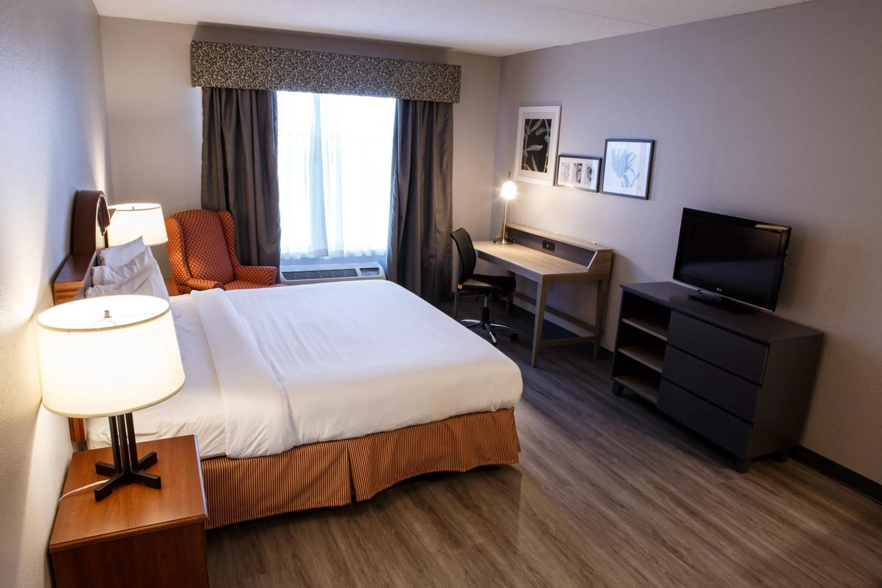 Bed in Country Inn & Suites by Radisson, Harrisburg West Mechanicsburg
