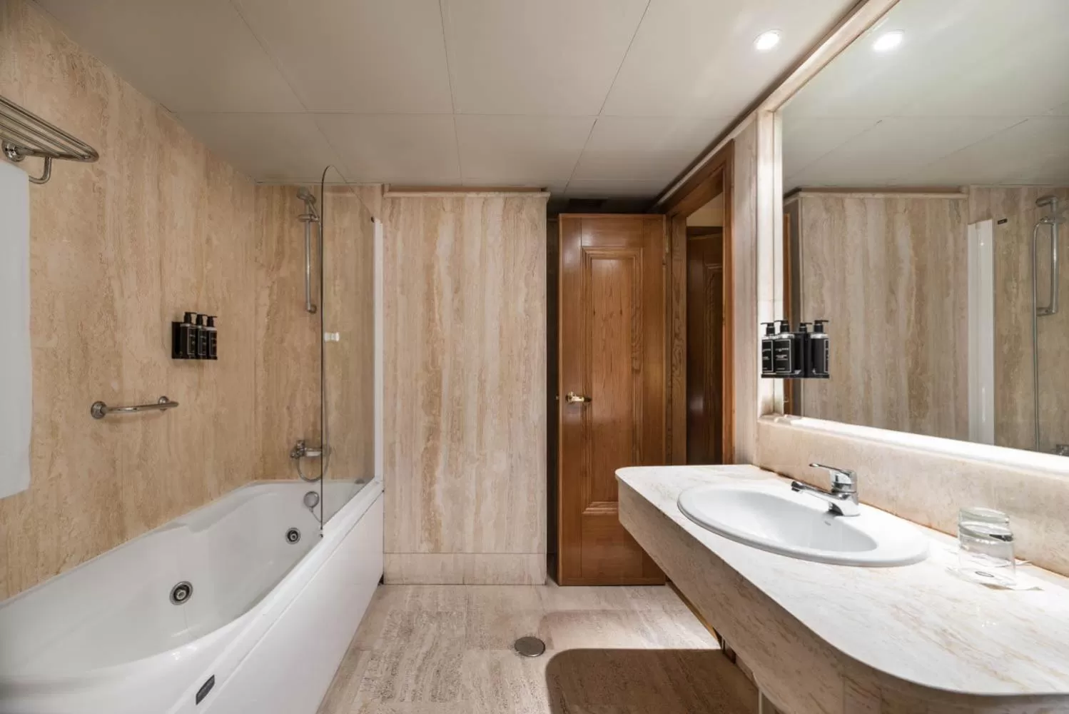 Toilet in Exe Astur Plaza