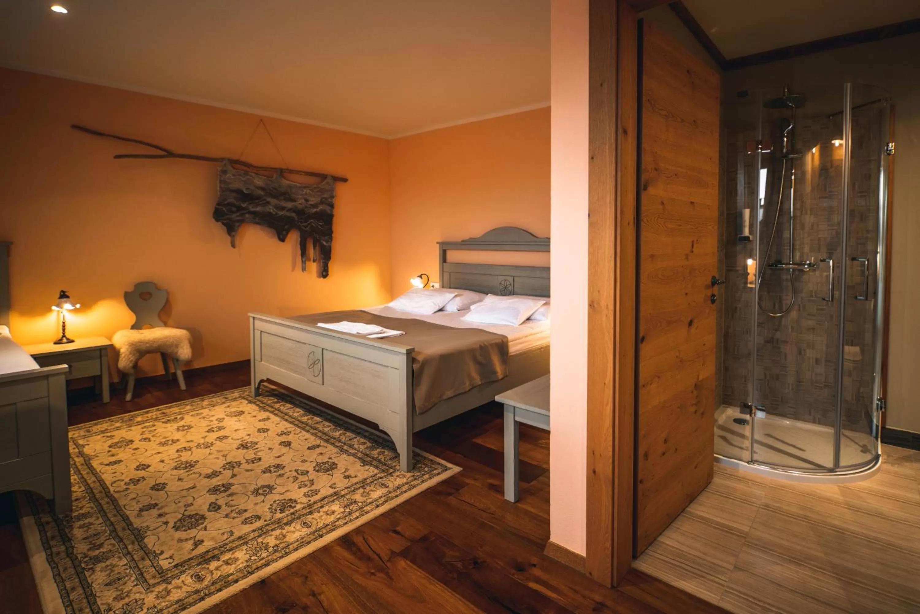 Shower, Bed in Hotel Zamorc