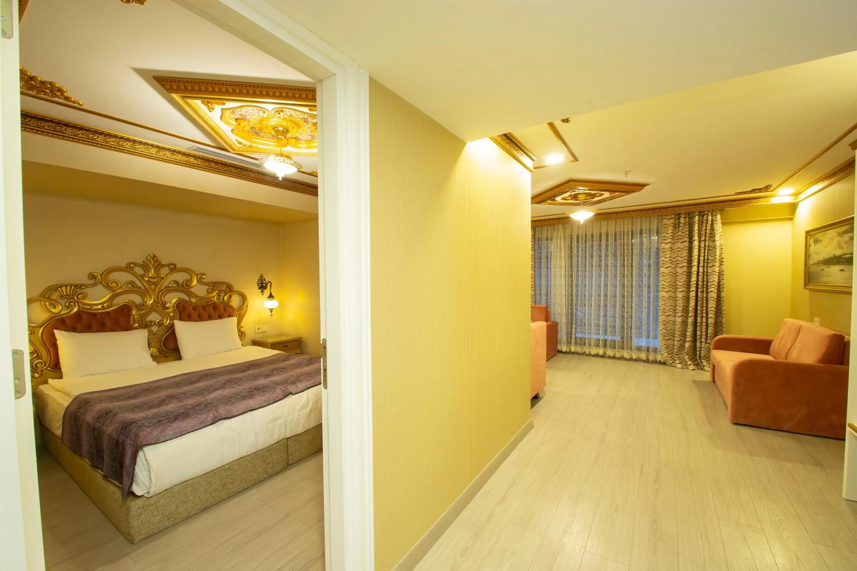 TV and multimedia, Bed in Empire Suite Hotel