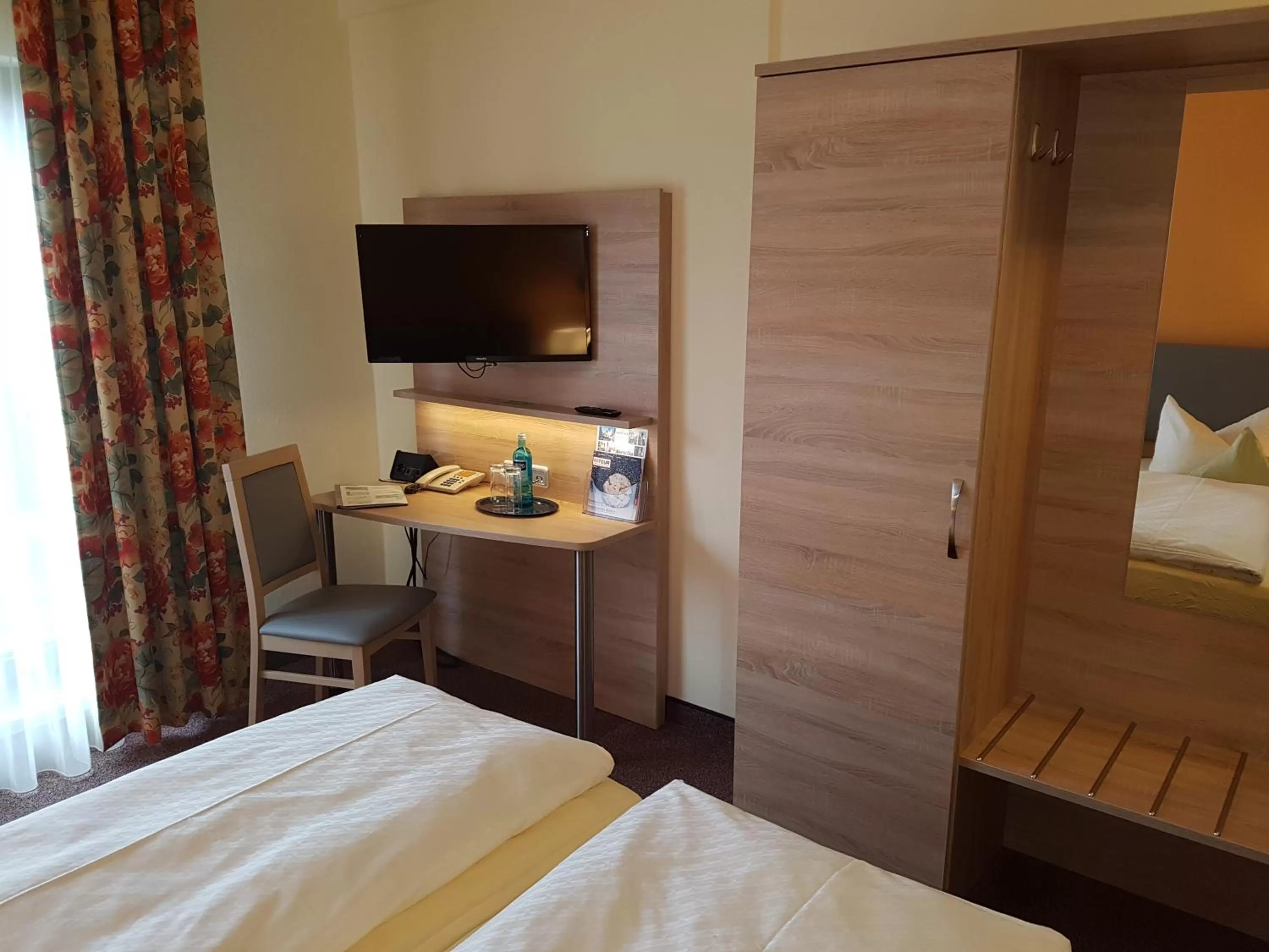 Photo of the whole room, Bed in Hotel Merian Rothenburg