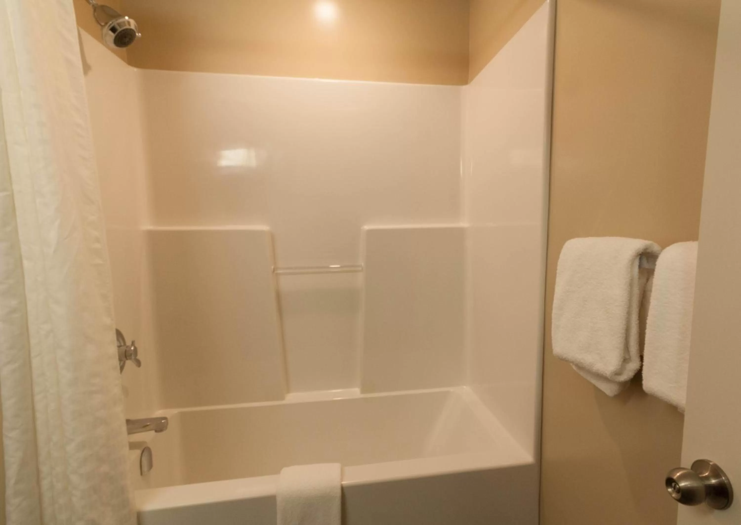 Shower in BCMInns - Peace River