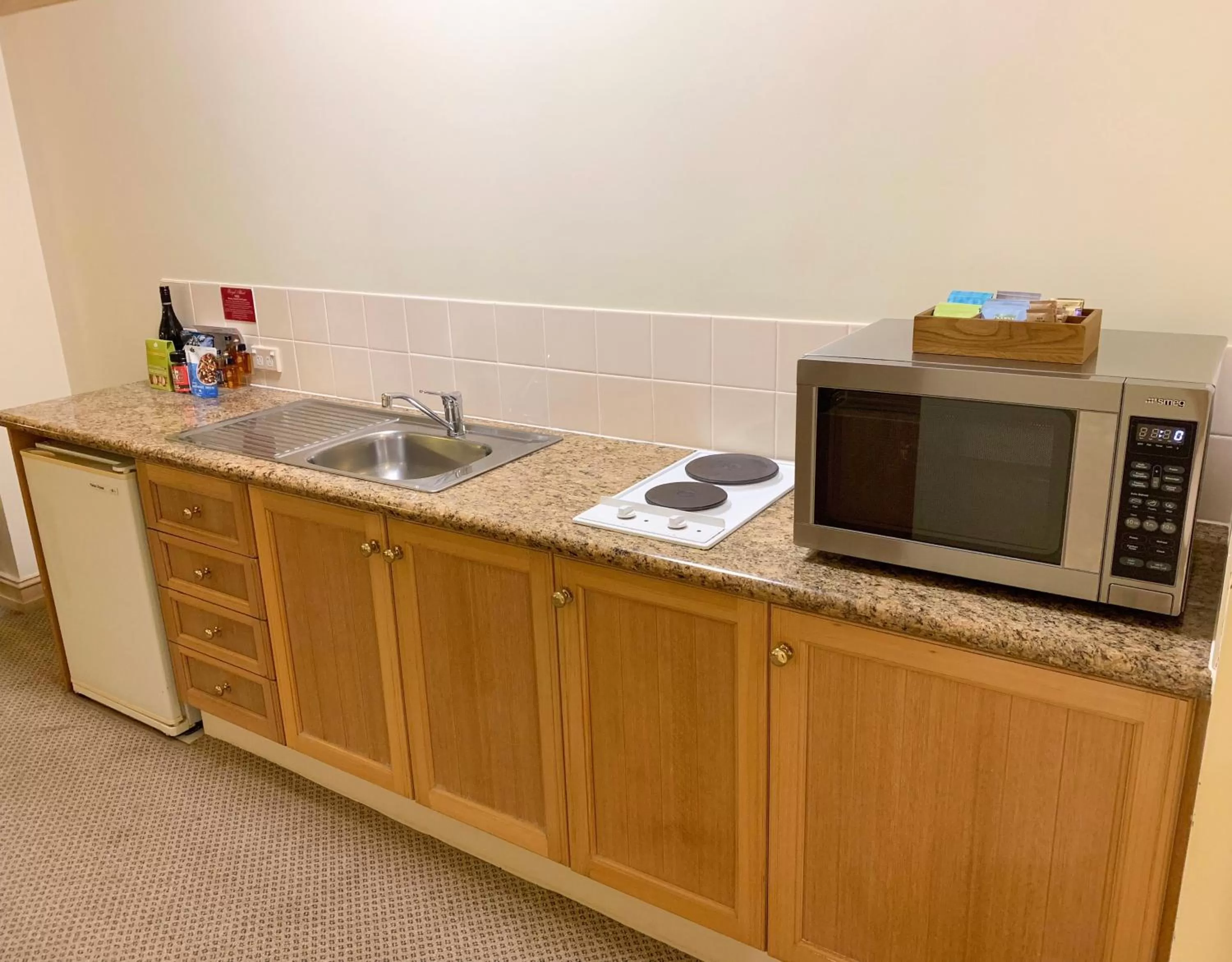 Coffee/tea facilities in Royal Albert Hotel
