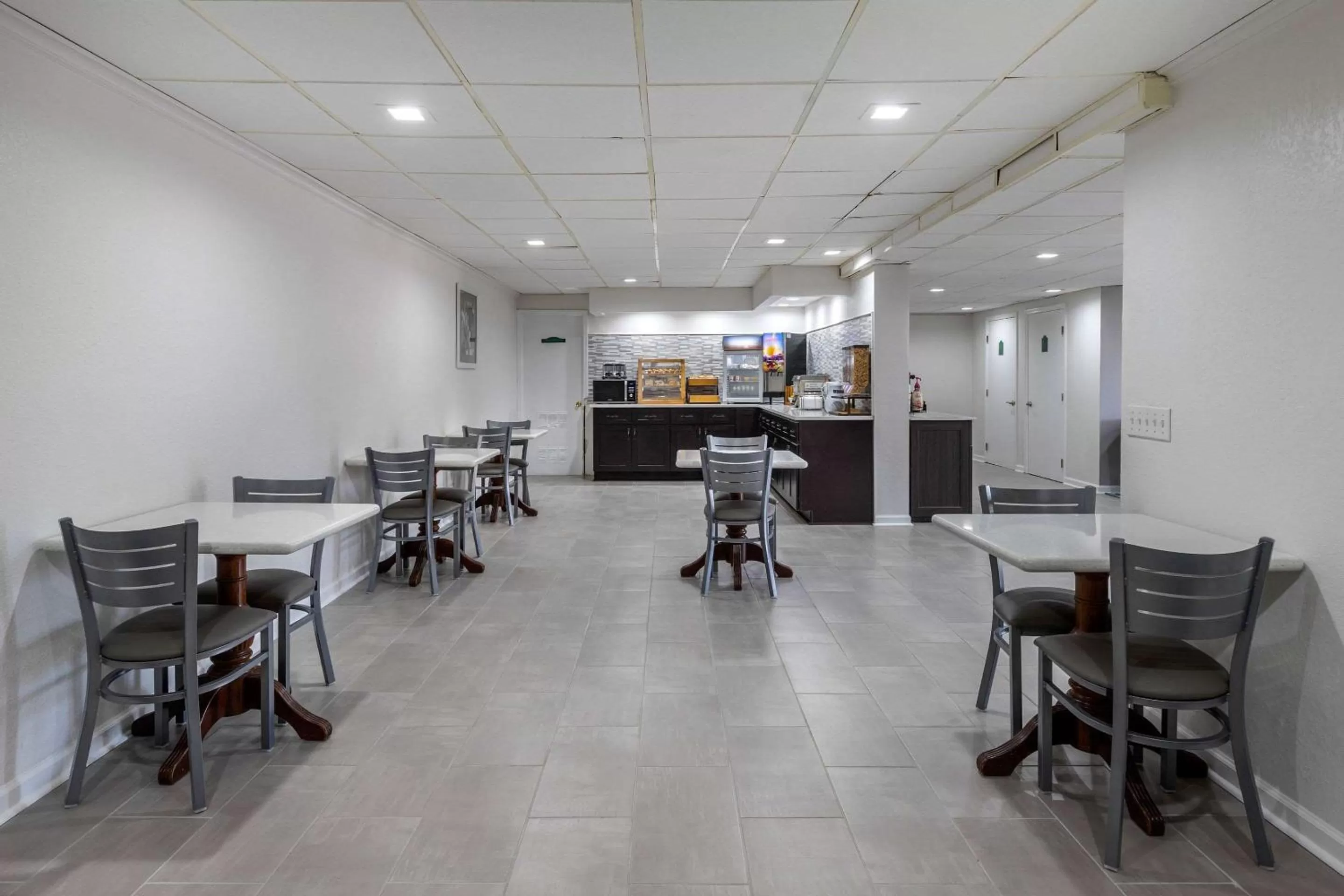 Restaurant/Places to Eat in Econo Lodge at the University