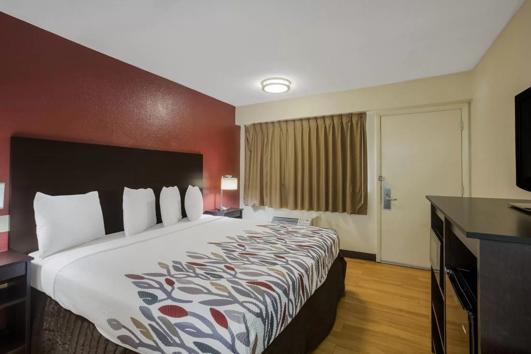 Photo of the whole room, Bed in Red Roof Inn Atlanta South - Morrow