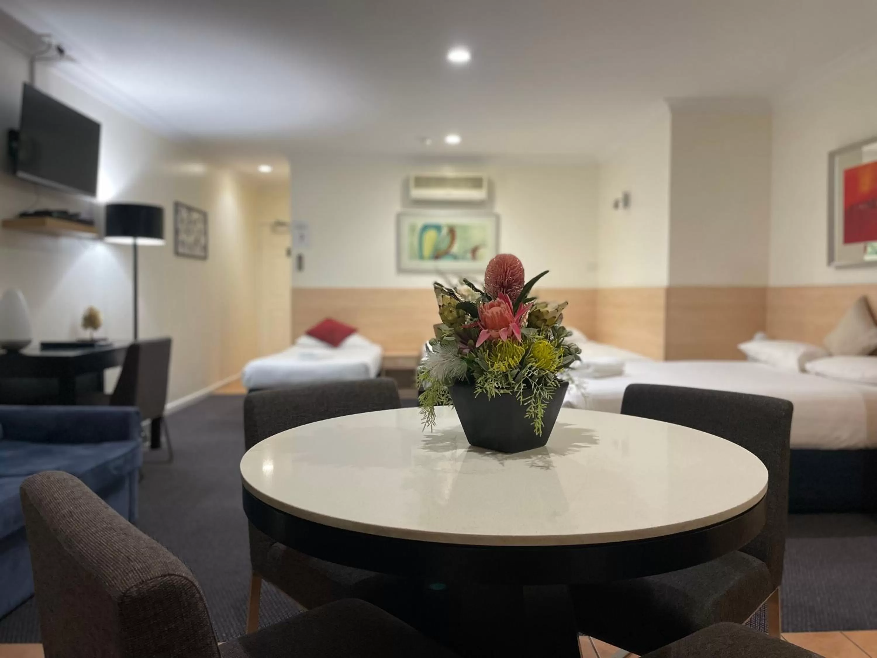 Bed in Lakeview Motor Inn