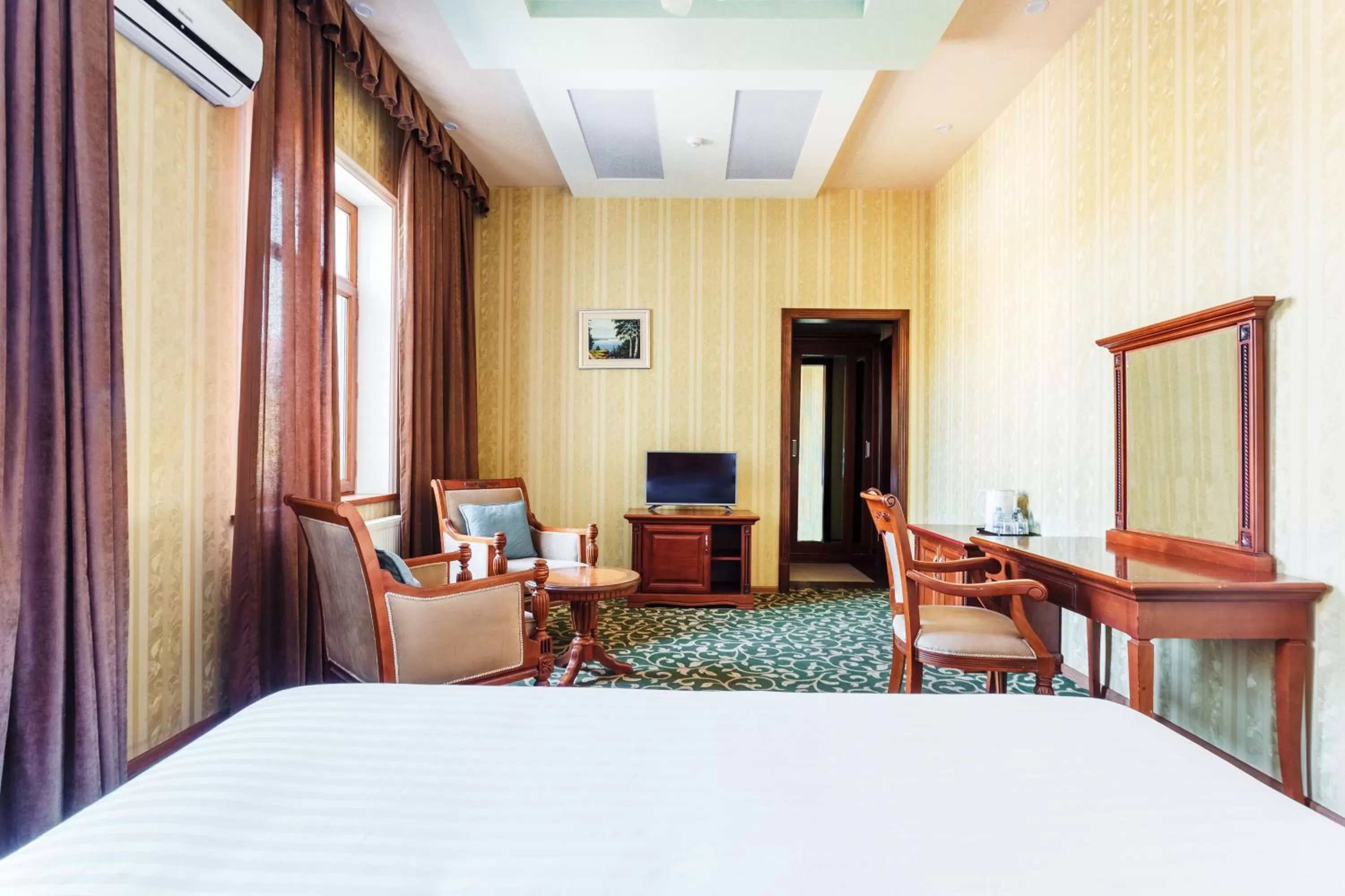 Seating area, Bed in Western Suites Hotel