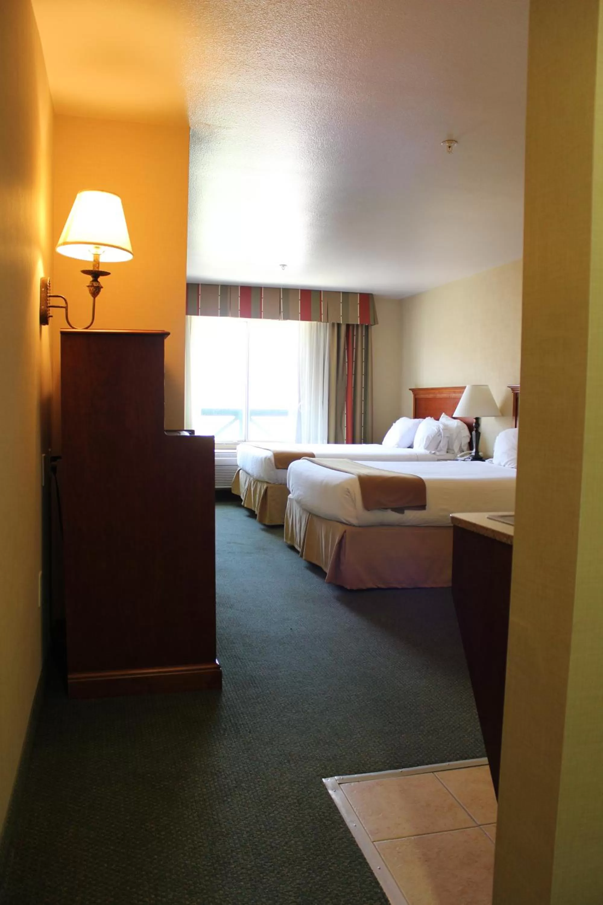 Bed in Holiday Inn Express Tehachapi by IHG